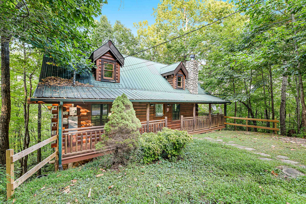 Beautiful & Secluded Log Cabin, Sleeps 8, Hot Tub