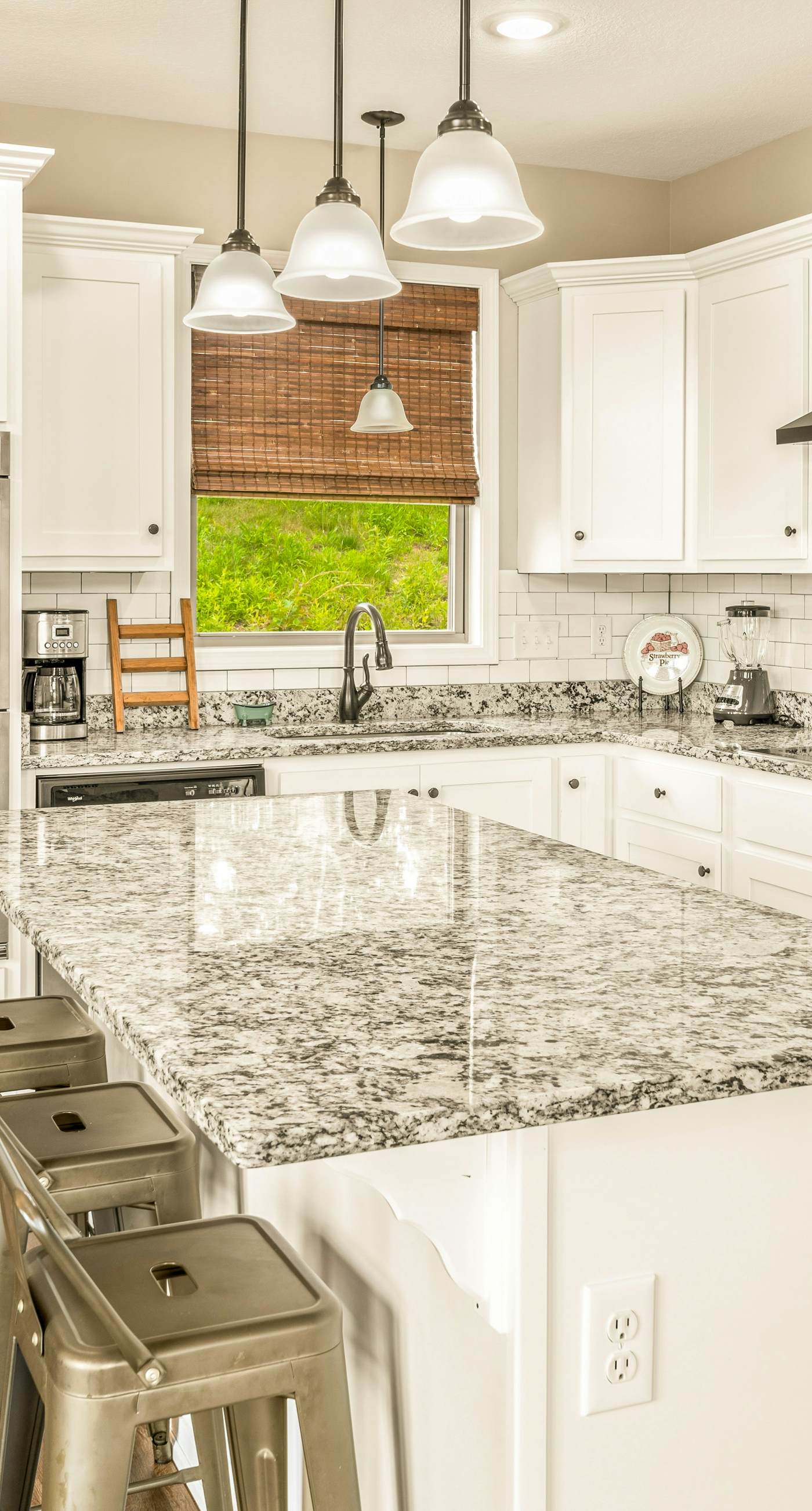 Newly Built Home, Sleeps 12, Views, Hot Tub, Theater