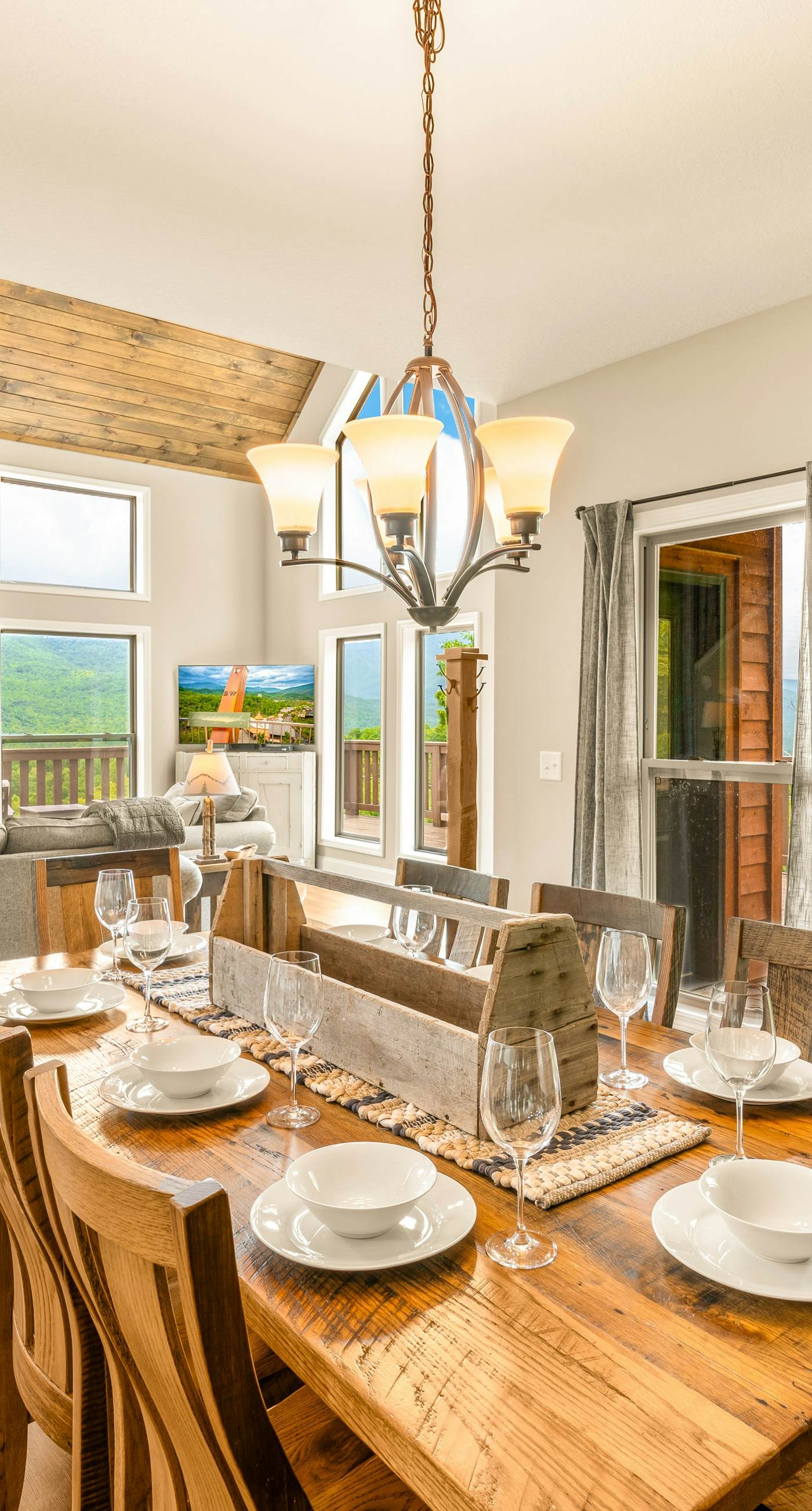 Newly Built Home, Sleeps 12, Views, Hot Tub, Theater