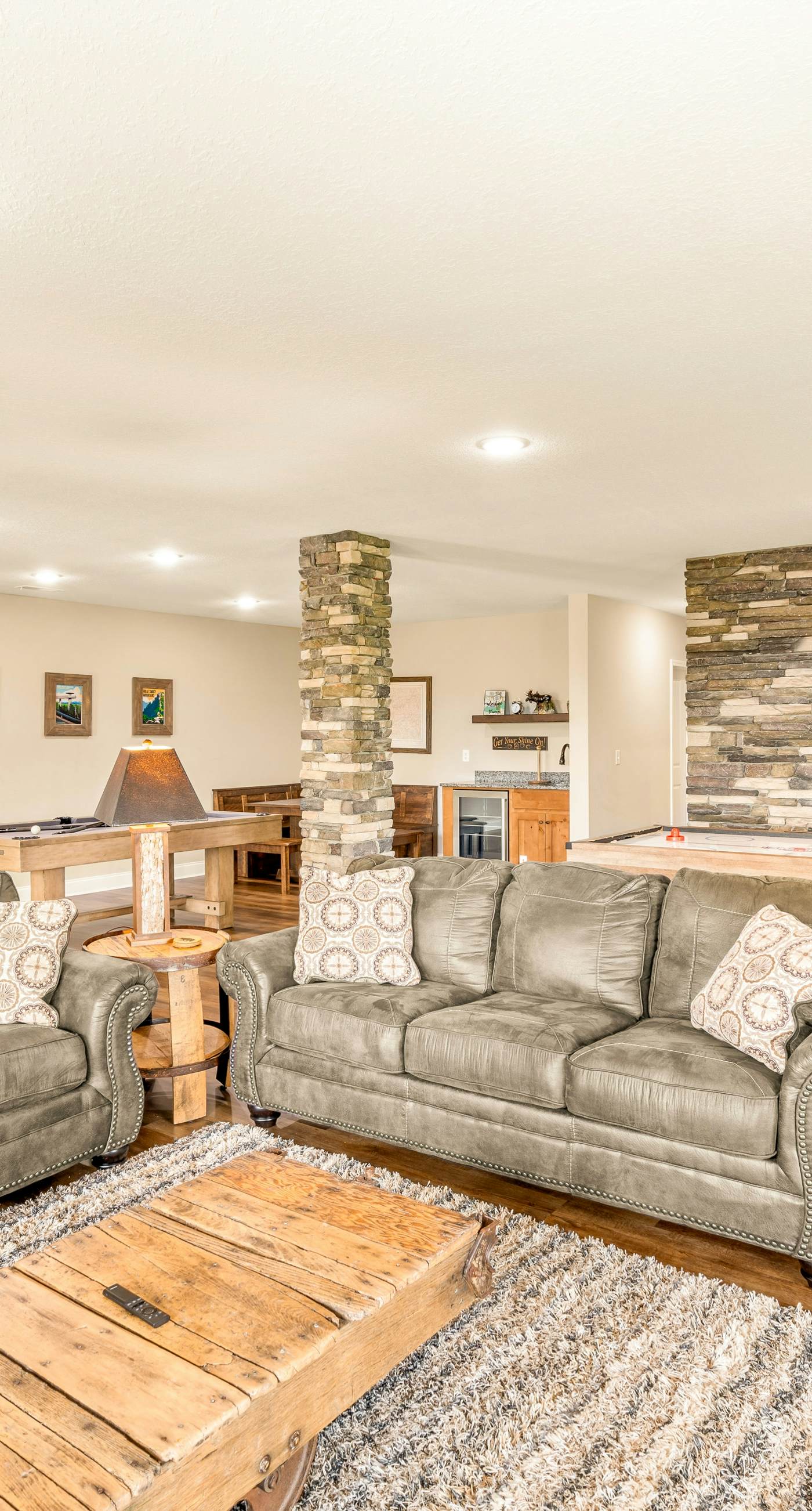 Newly Built Home, Sleeps 12, Views, Hot Tub, Theater