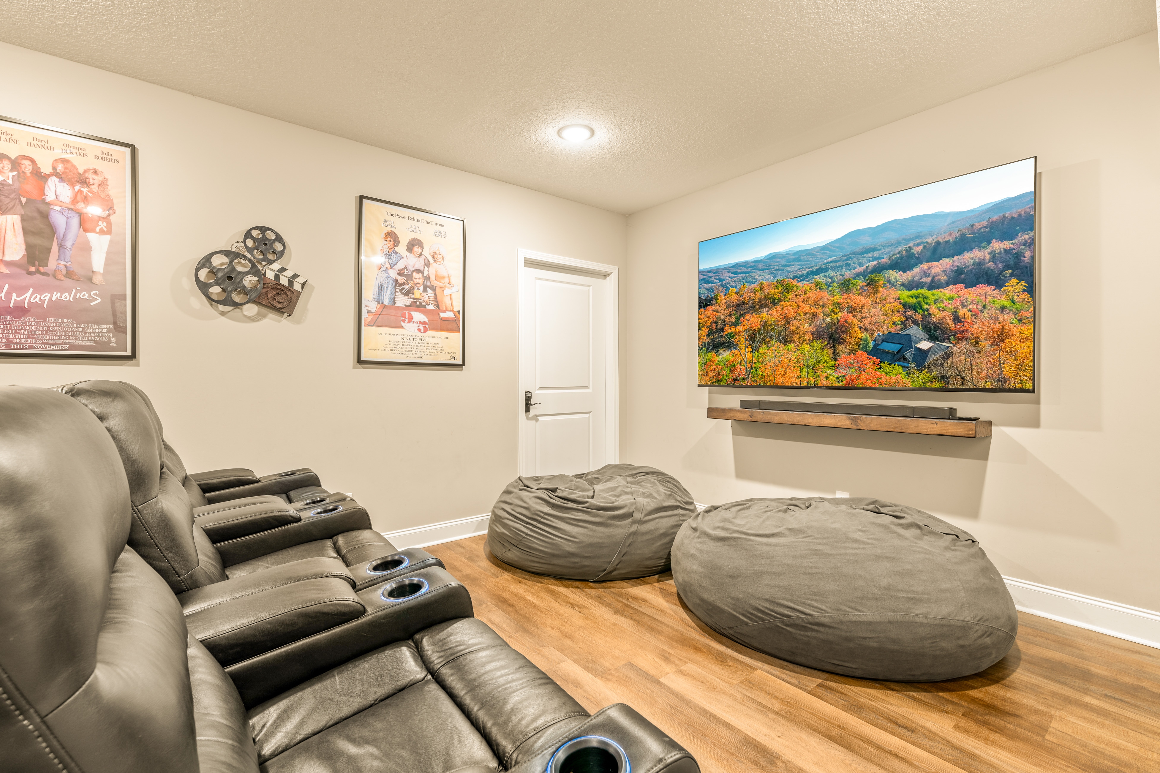 Newly Built Home, Sleeps 12・Views・Hot Tub・Theater