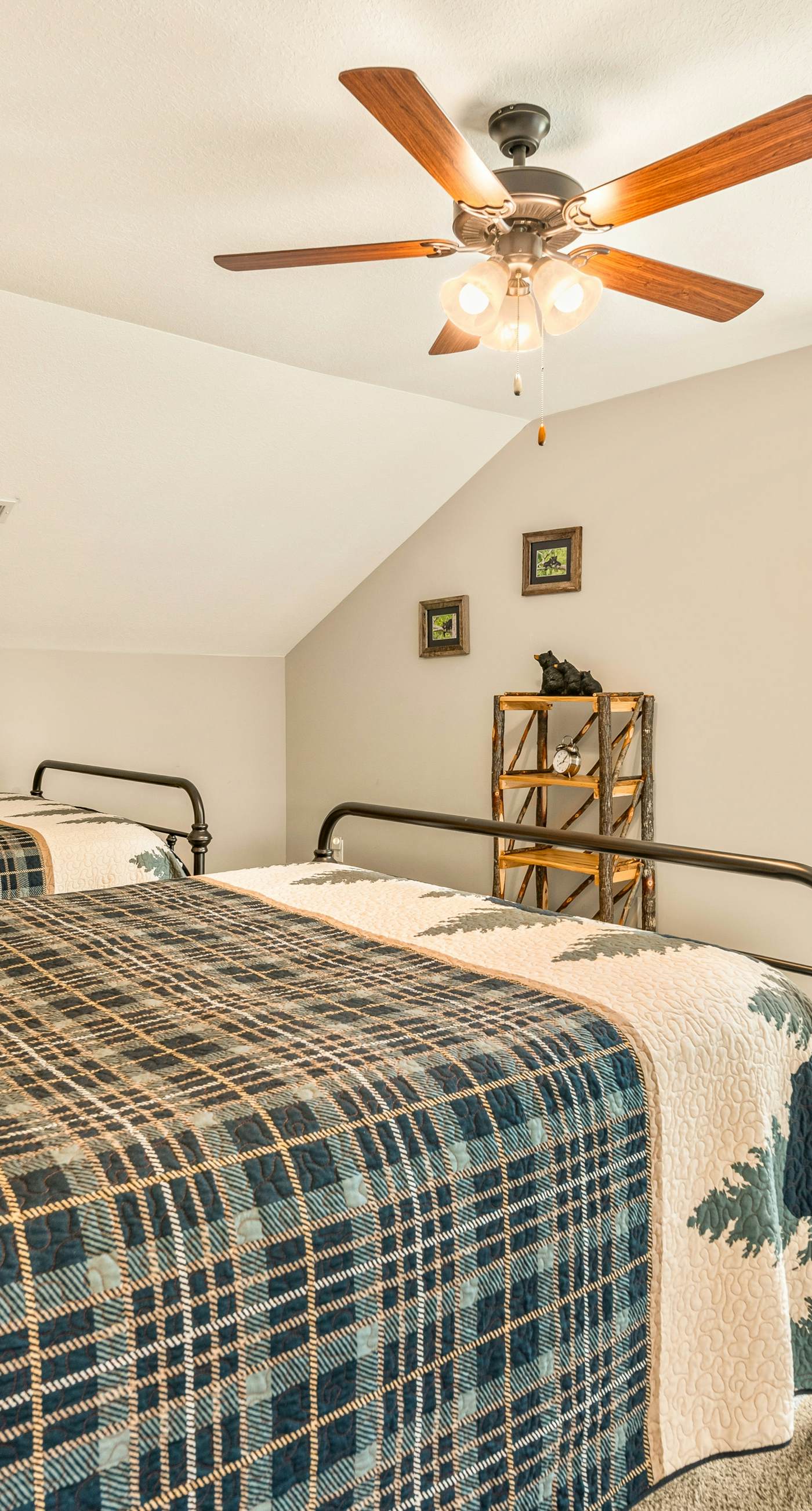 Newly Built Home, Sleeps 12, Views, Hot Tub, Theater