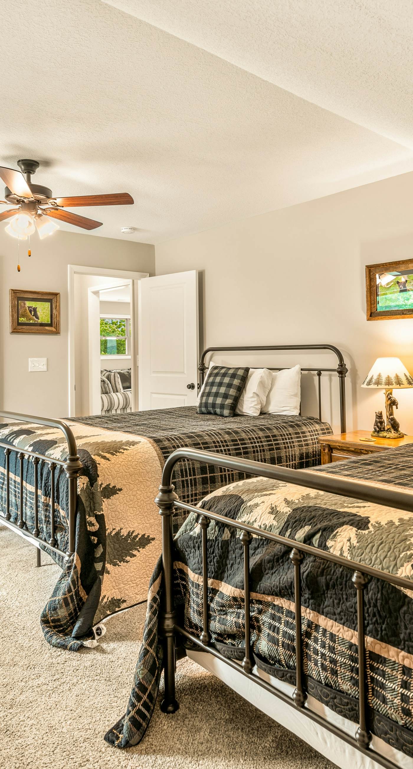 Newly Built Home, Sleeps 12, Views, Hot Tub, Theater