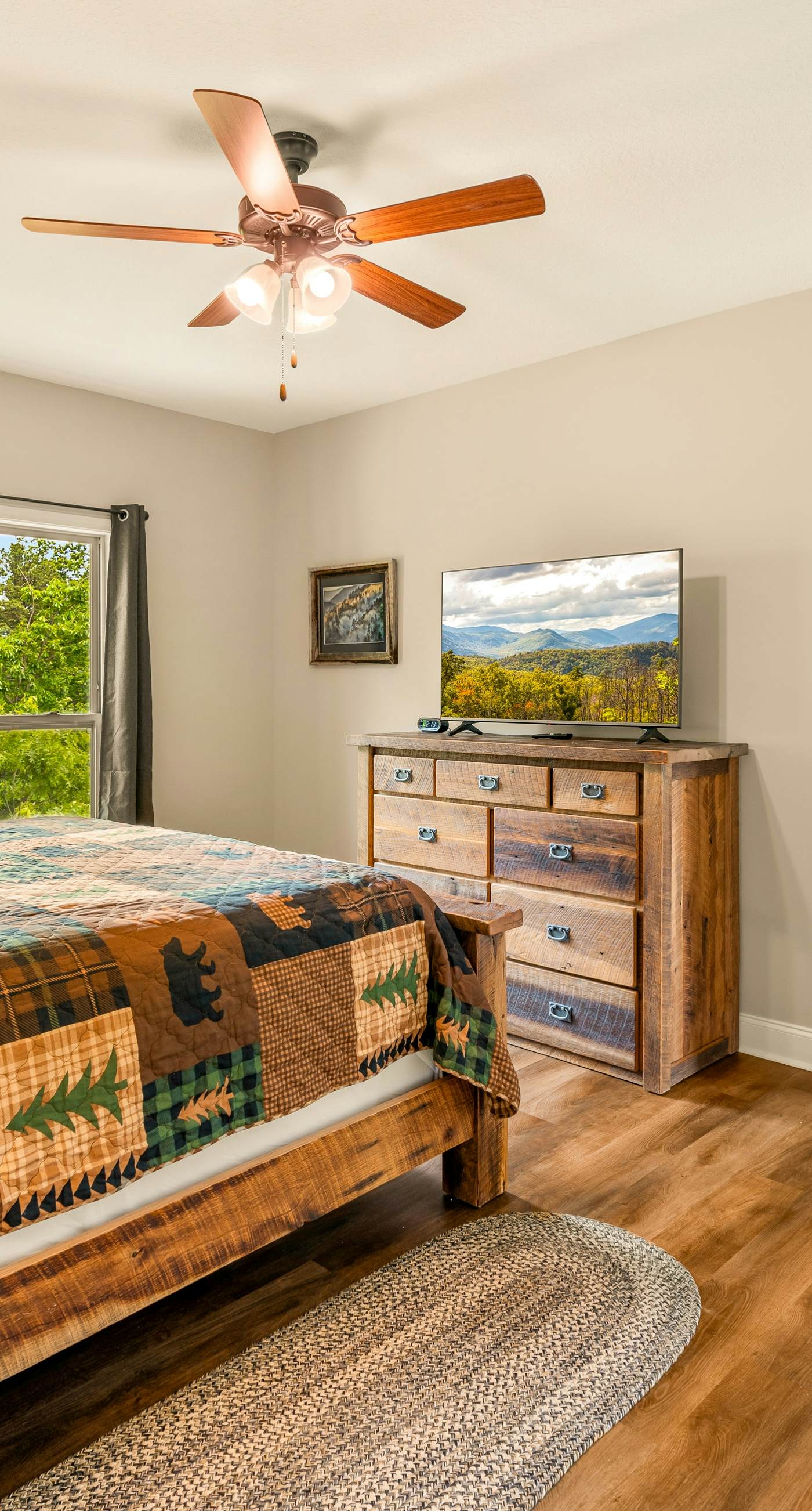 Newly Built Home, Sleeps 12, Views, Hot Tub, Theater