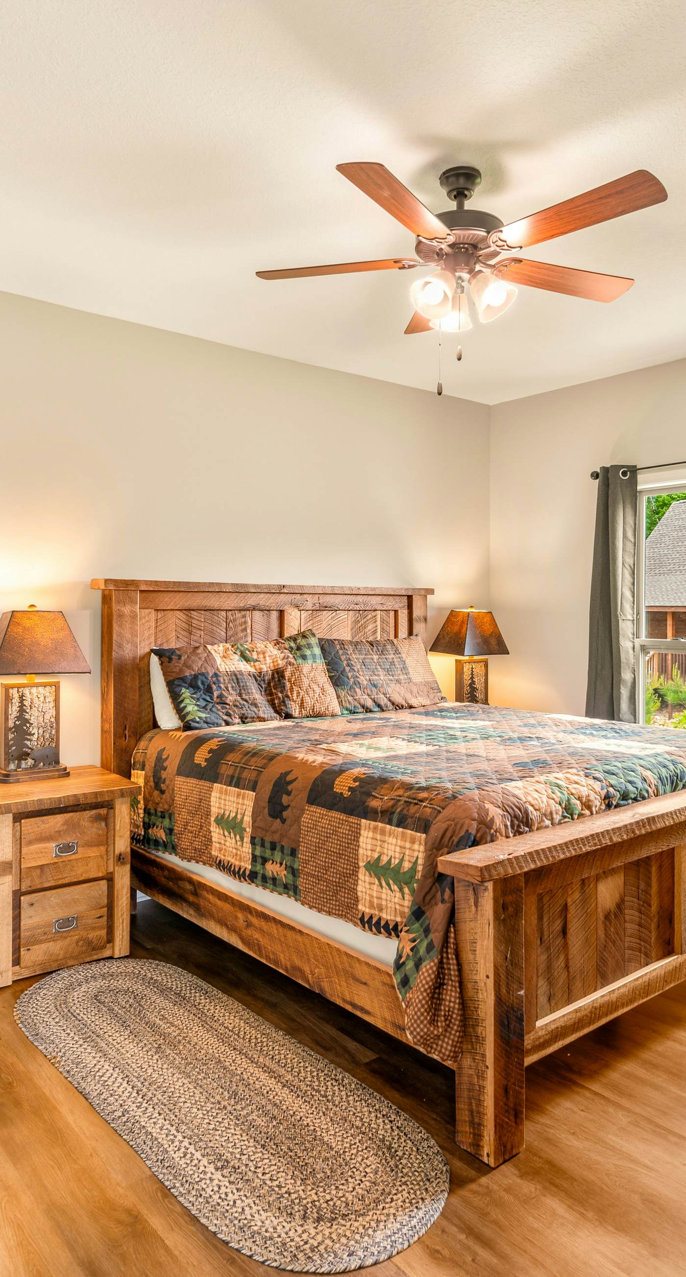 Newly Built Home, Sleeps 12, Views, Hot Tub, Theater