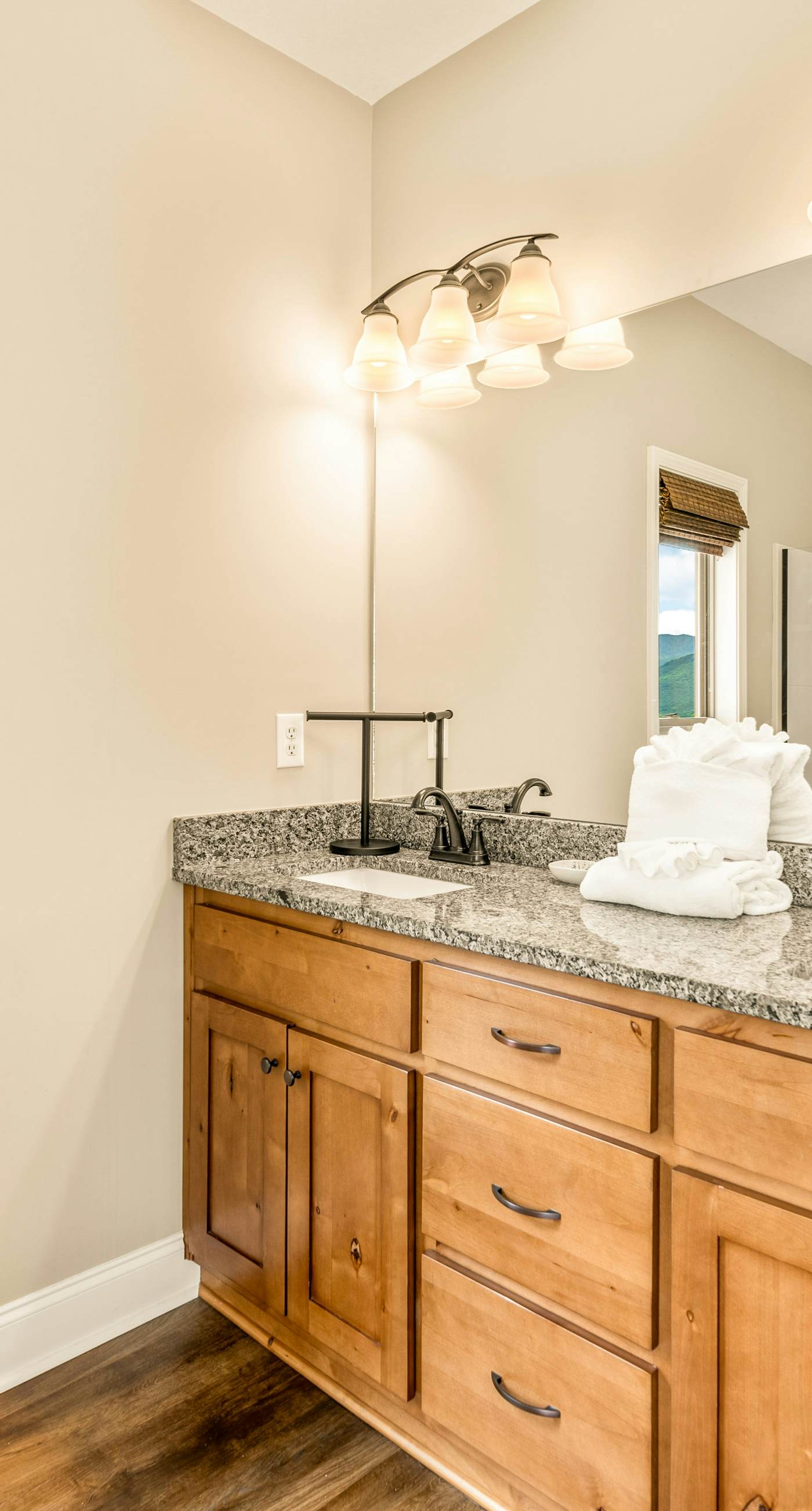 Newly Built Home, Sleeps 12, Views, Hot Tub, Theater