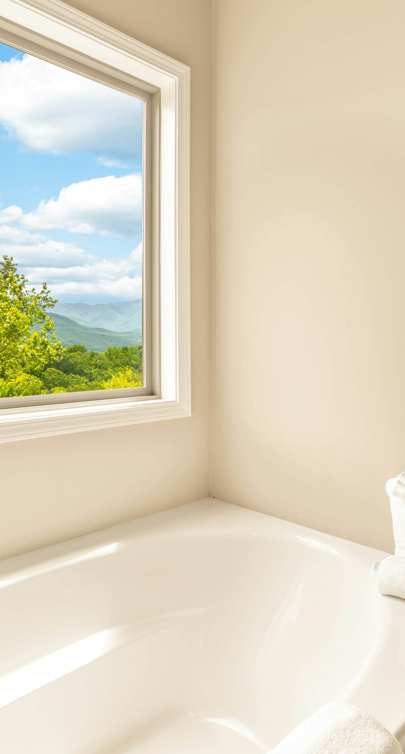 Newly Built Home, Sleeps 12, Views, Hot Tub, Theater