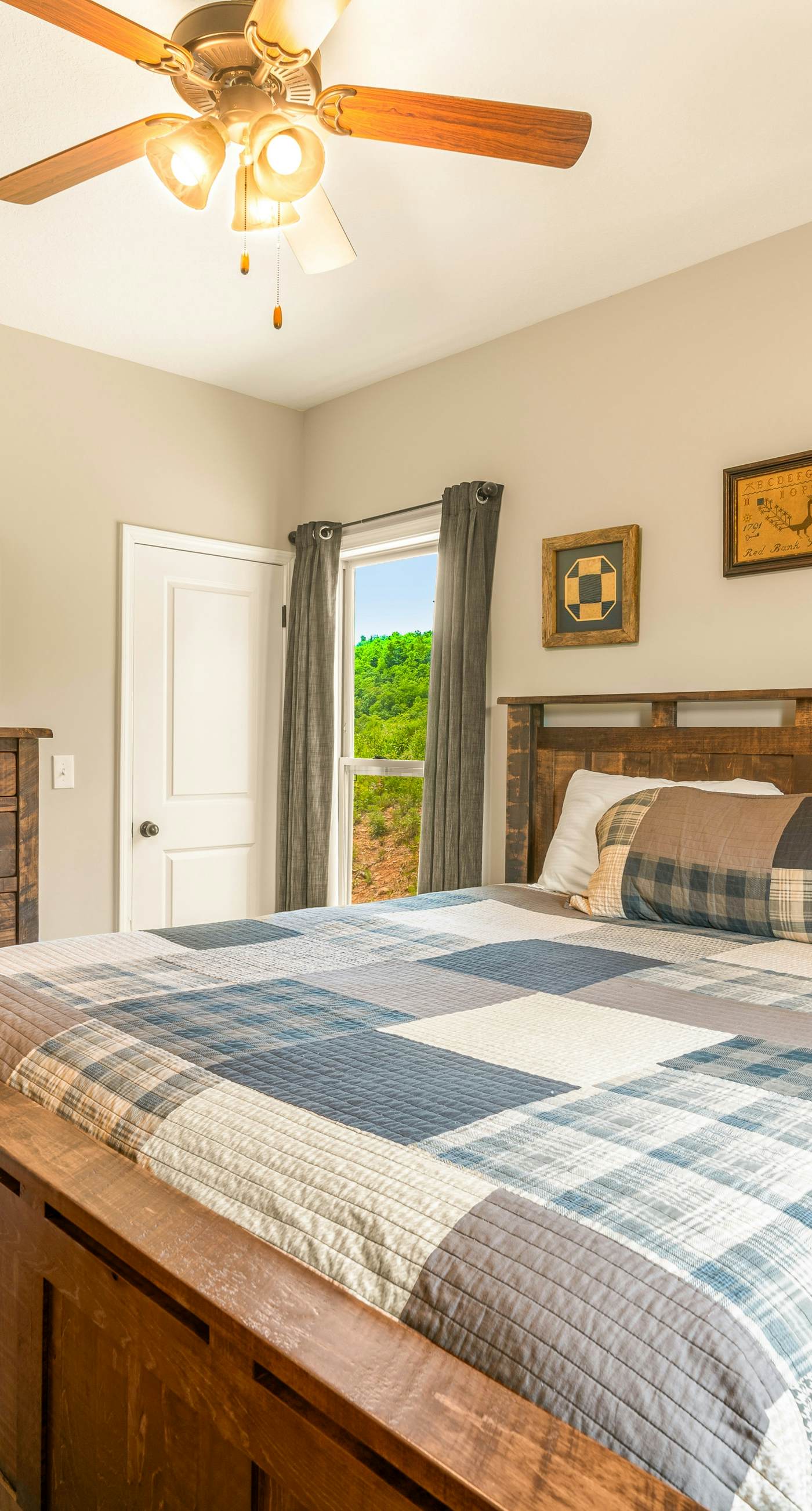 Newly Built Home, Sleeps 12, Views, Hot Tub, Theater