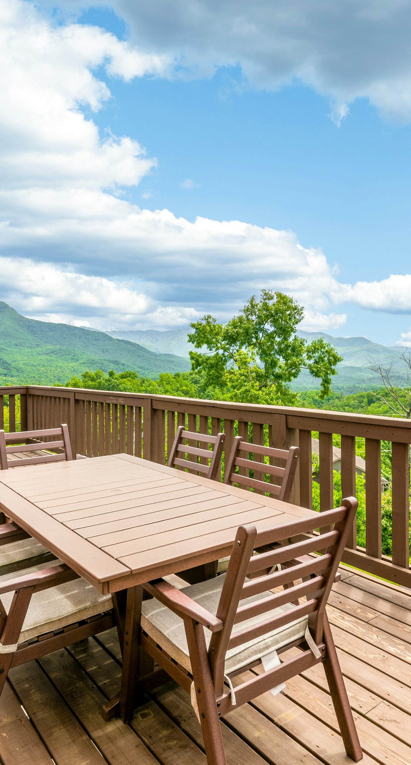 Newly Built Home, Sleeps 12, Views, Hot Tub, Theater