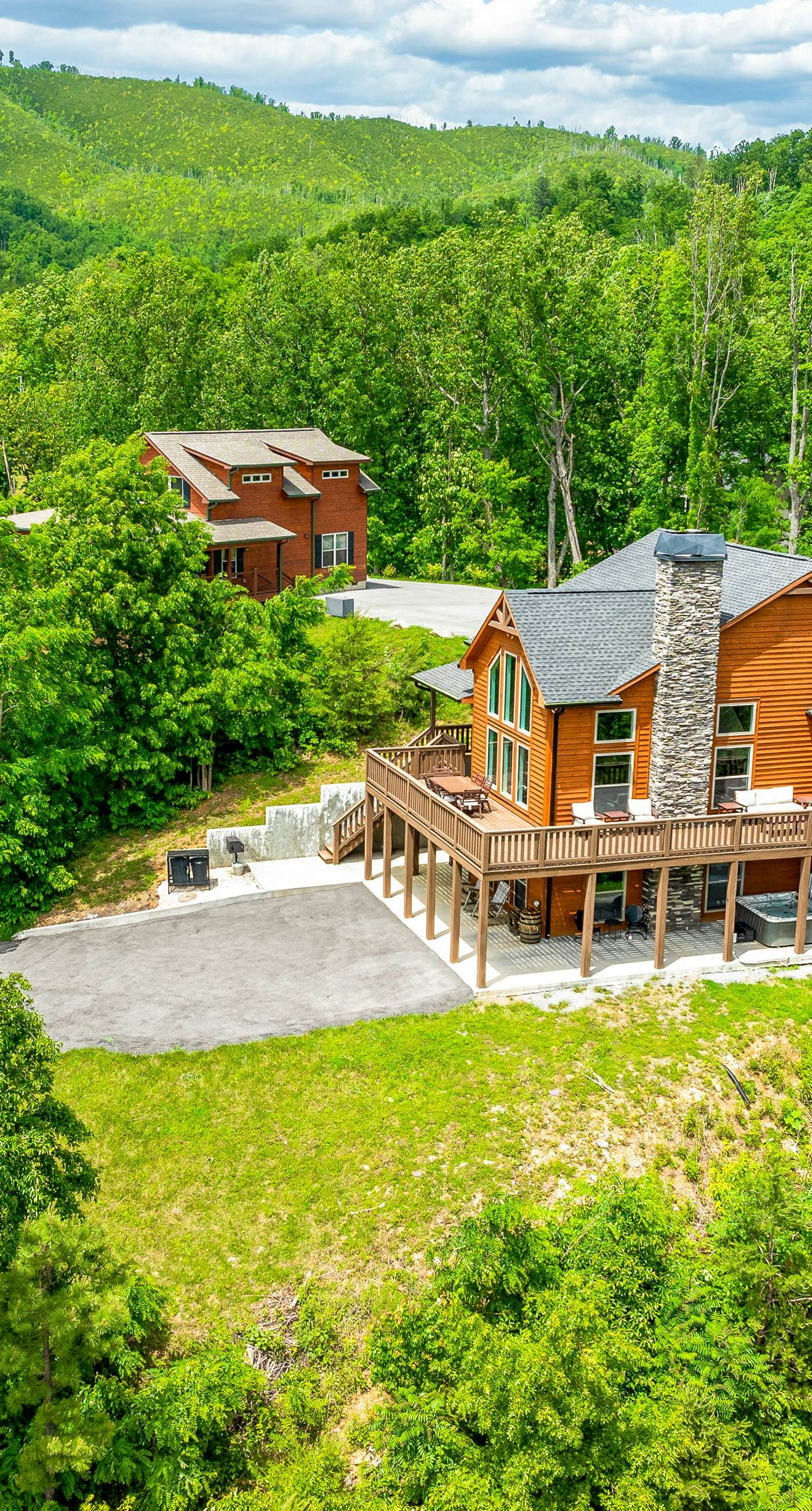 Newly Built Home, Sleeps 12, Views, Hot Tub, Theater