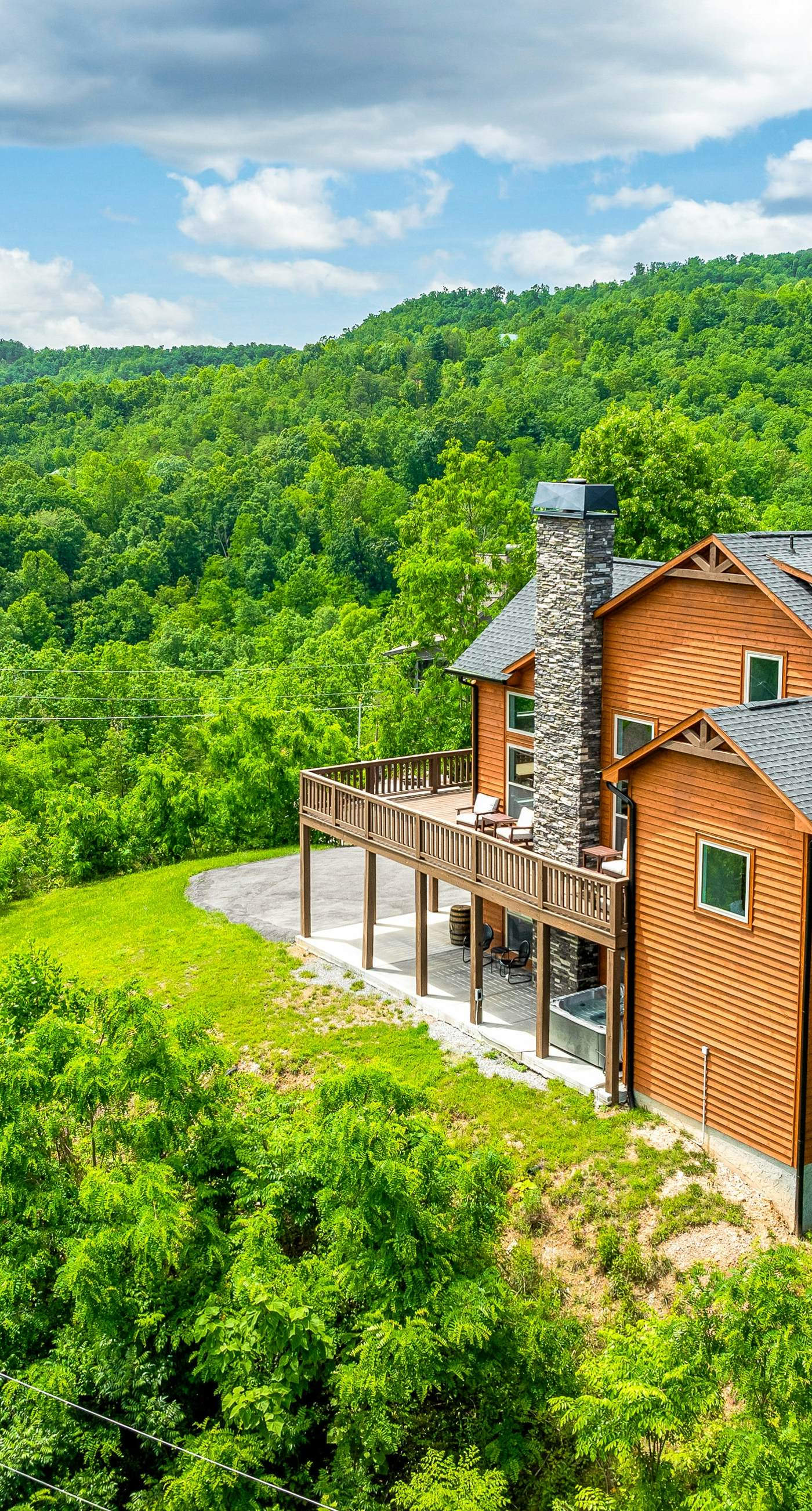 Newly Built Home, Sleeps 12, Views, Hot Tub, Theater