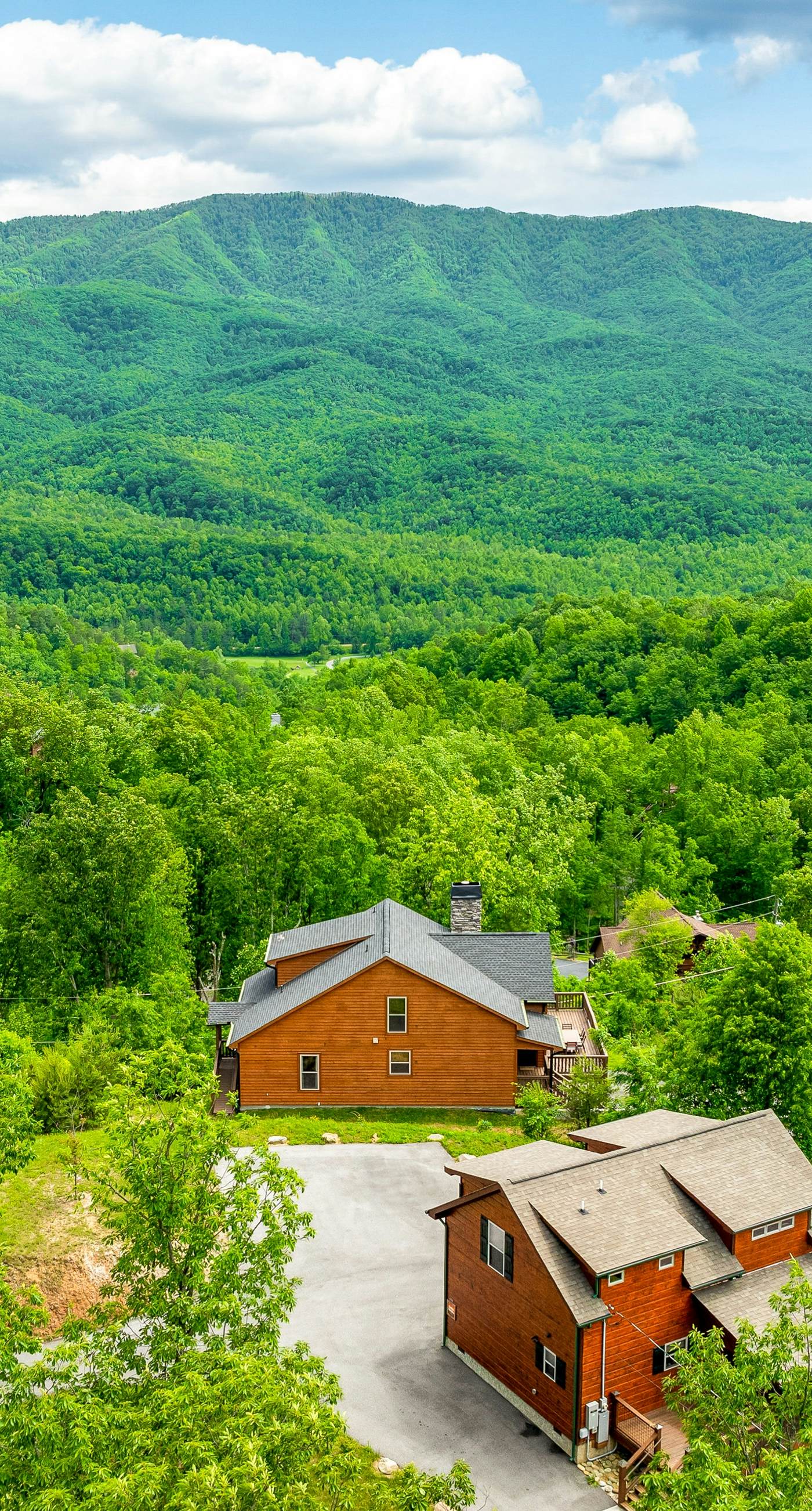 Newly Built Home, Sleeps 12, Views, Hot Tub, Theater