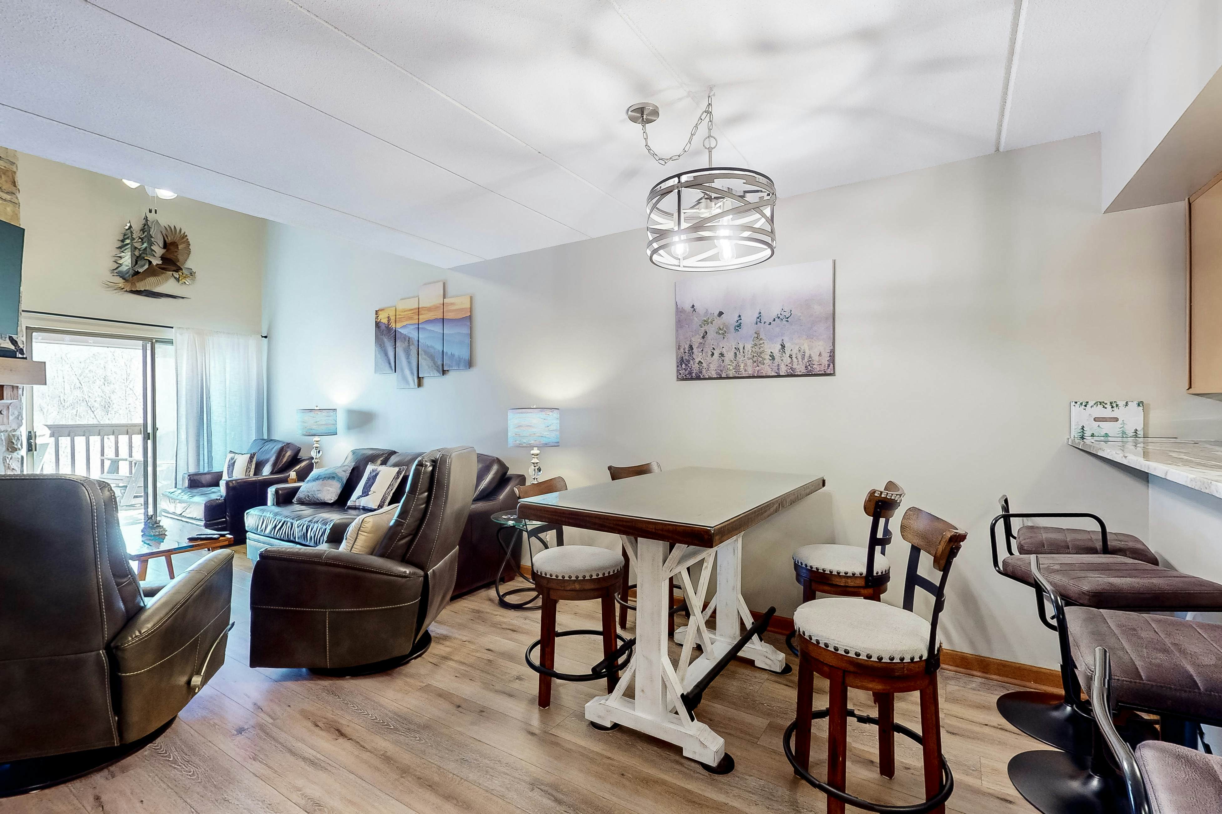 Updated condo w/arcade games, seasonal community pool, & free attraction tickets