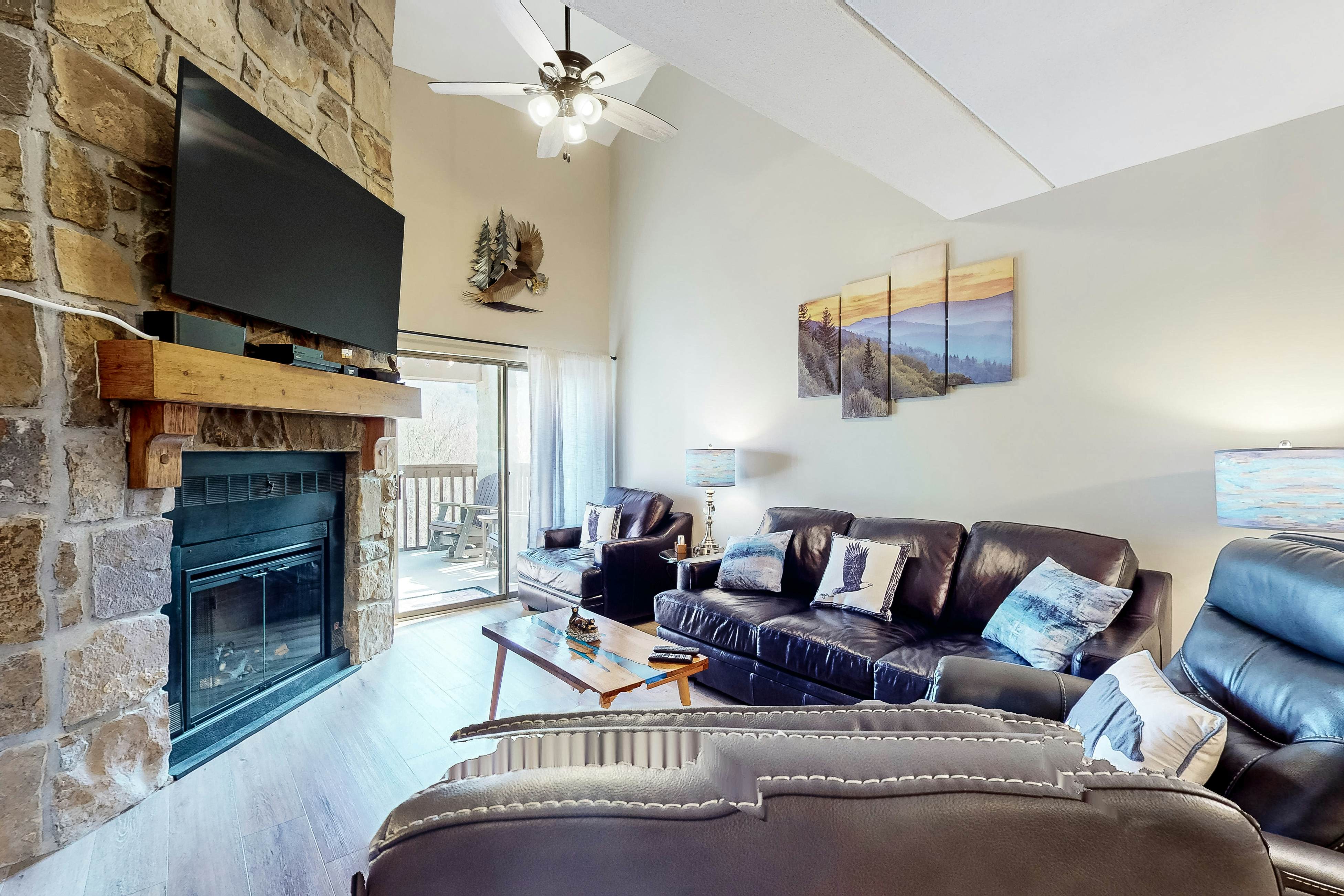 Updated condo w/arcade games, seasonal community pool, & free attraction tickets