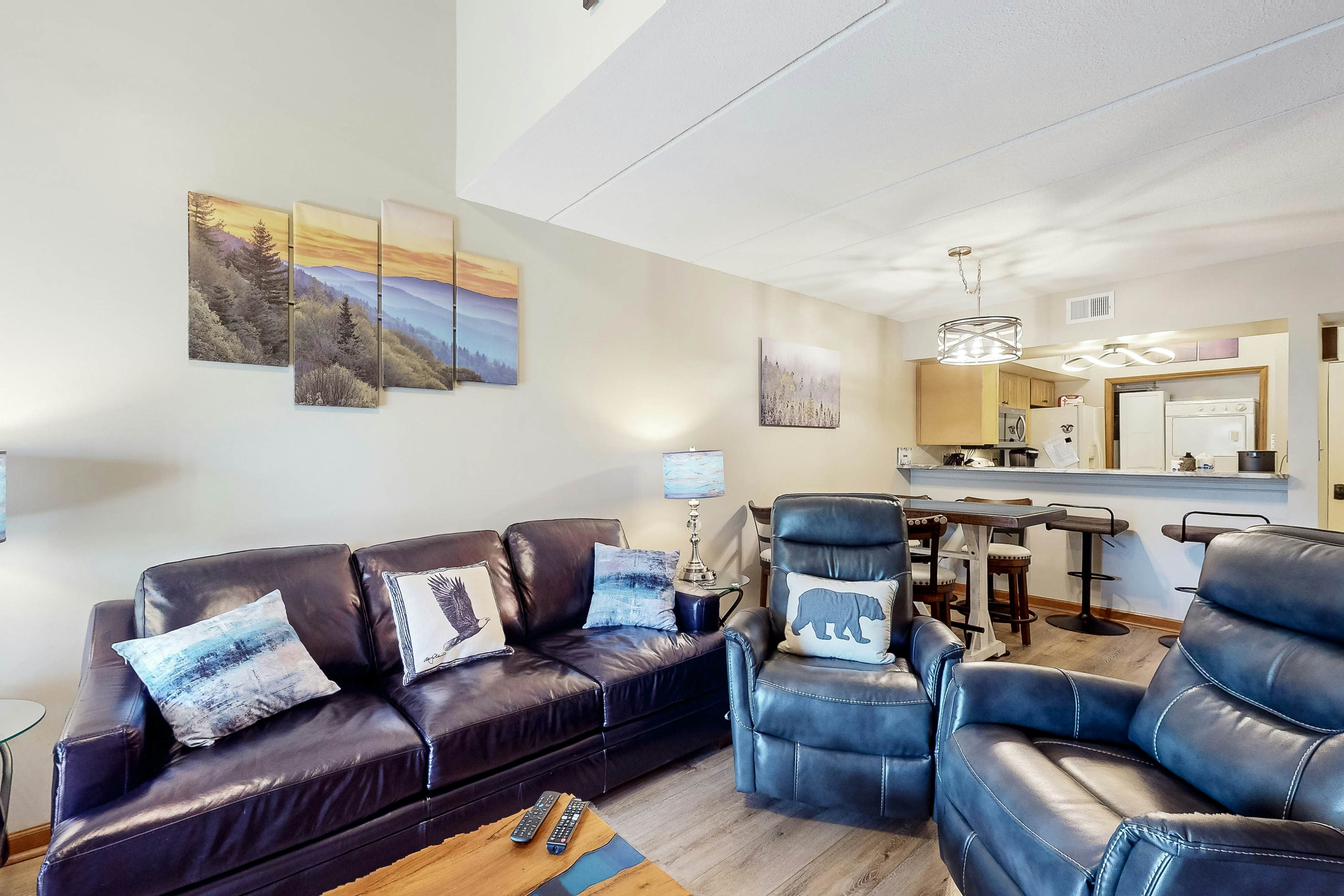 Updated condo w/arcade games, seasonal community pool, & free attraction tickets