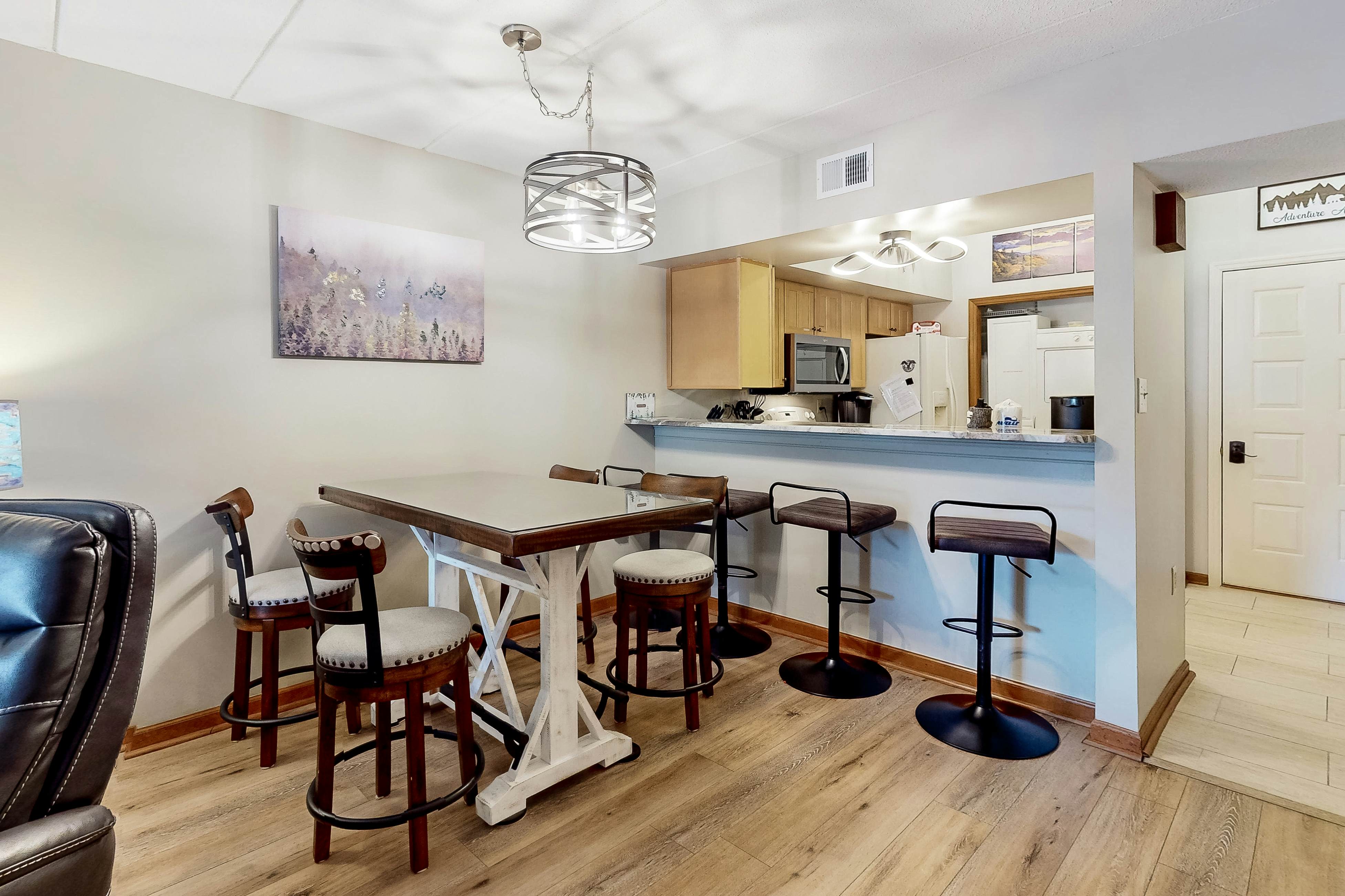 Updated condo w/arcade games, seasonal community pool, & free attraction tickets