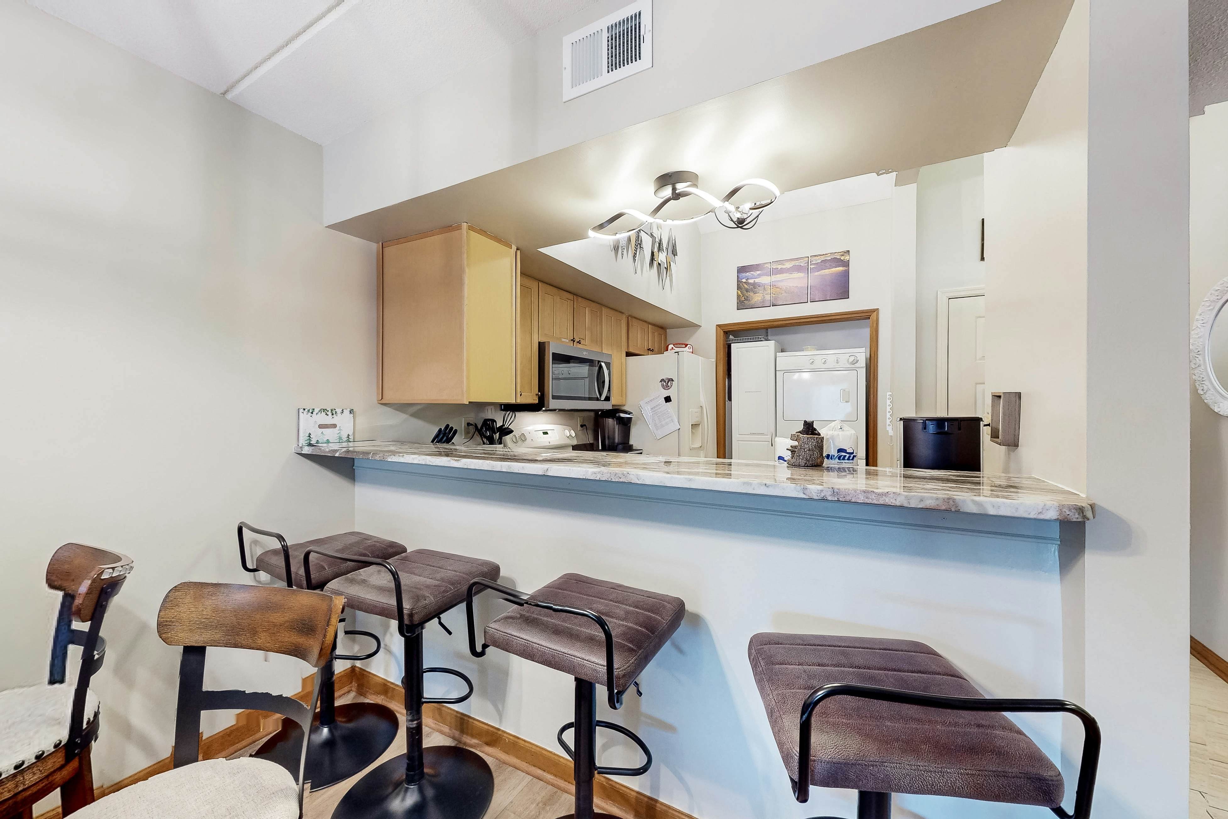 Updated condo w/arcade games, seasonal community pool, & free attraction tickets