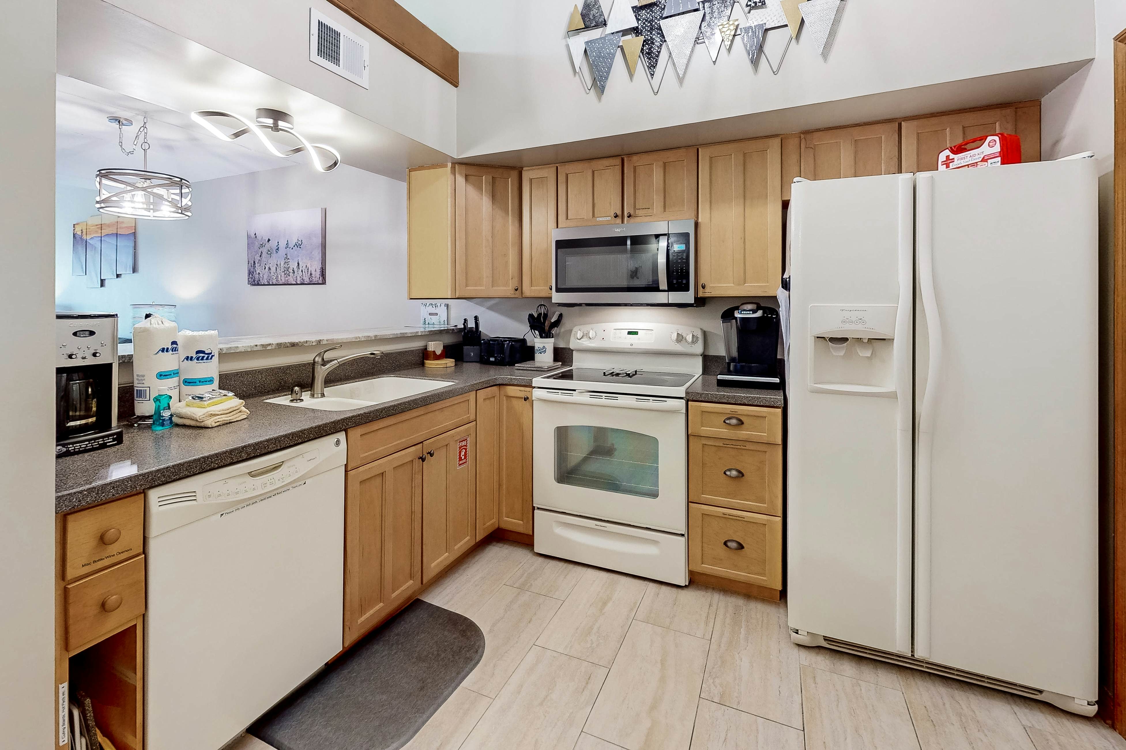 Updated condo w/arcade games, seasonal community pool, & free attraction tickets