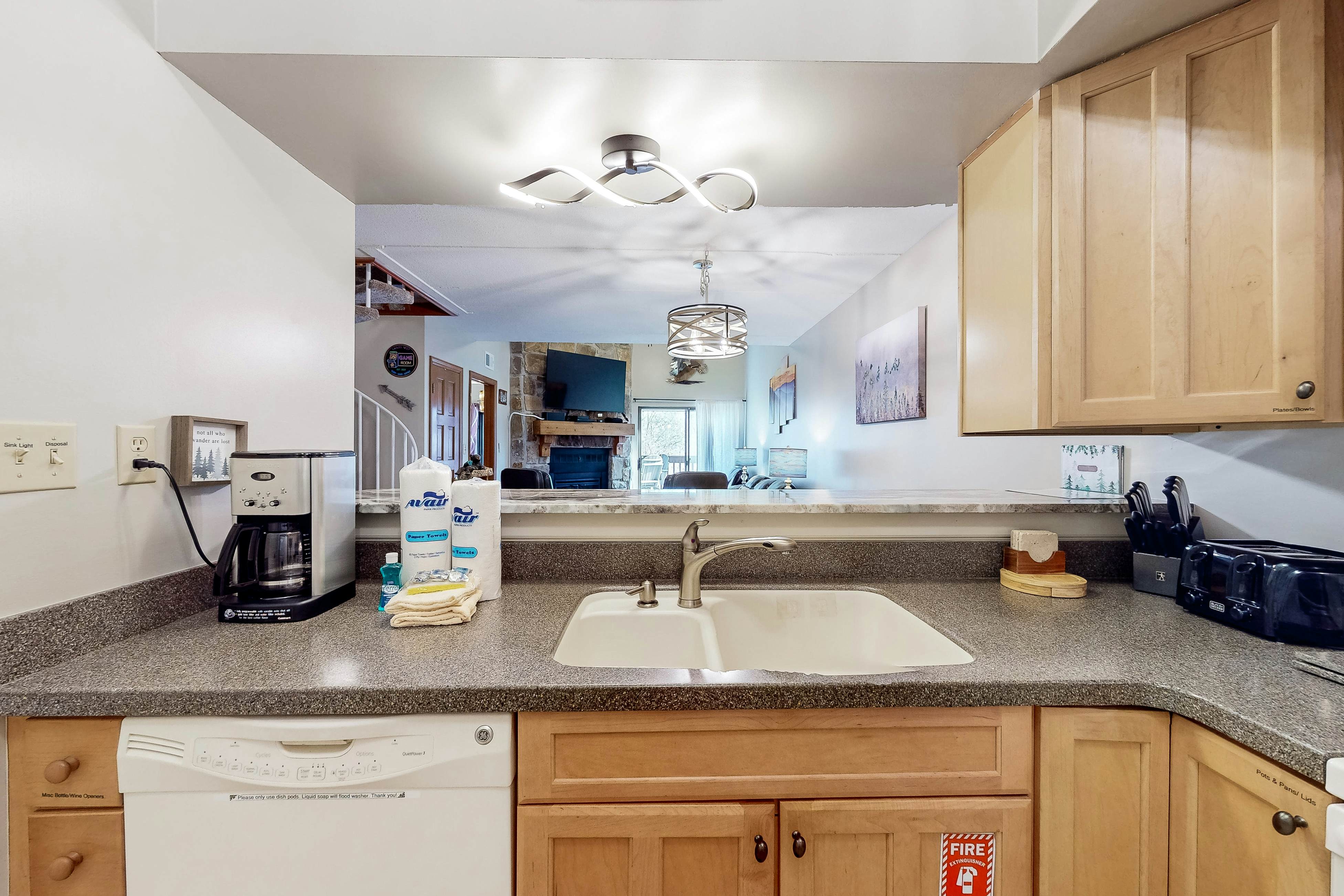 Updated condo w/arcade games, seasonal community pool, & free attraction tickets