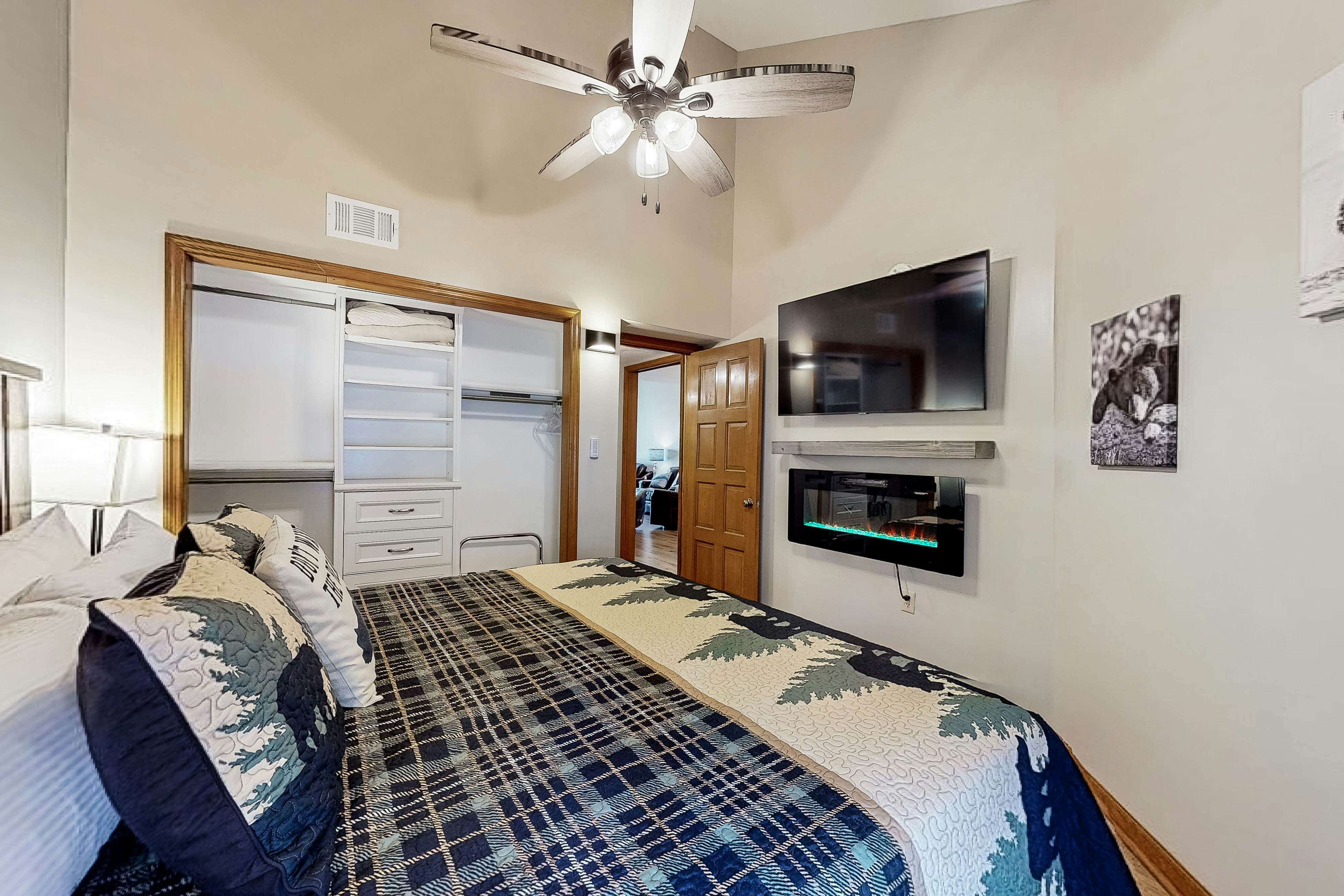 Updated condo w/arcade games, seasonal community pool, & free attraction tickets