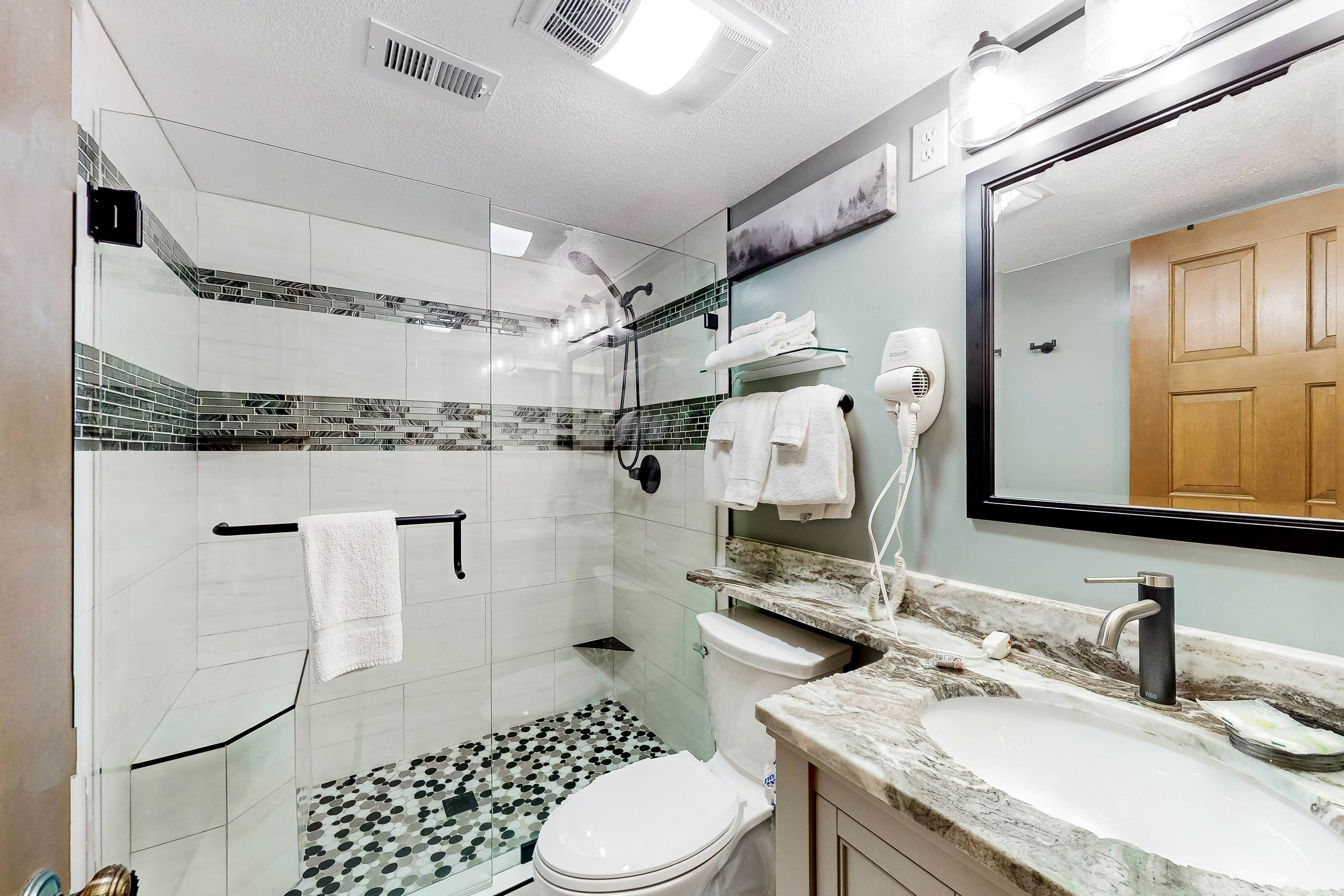 Updated condo w/arcade games, seasonal community pool, & free attraction tickets