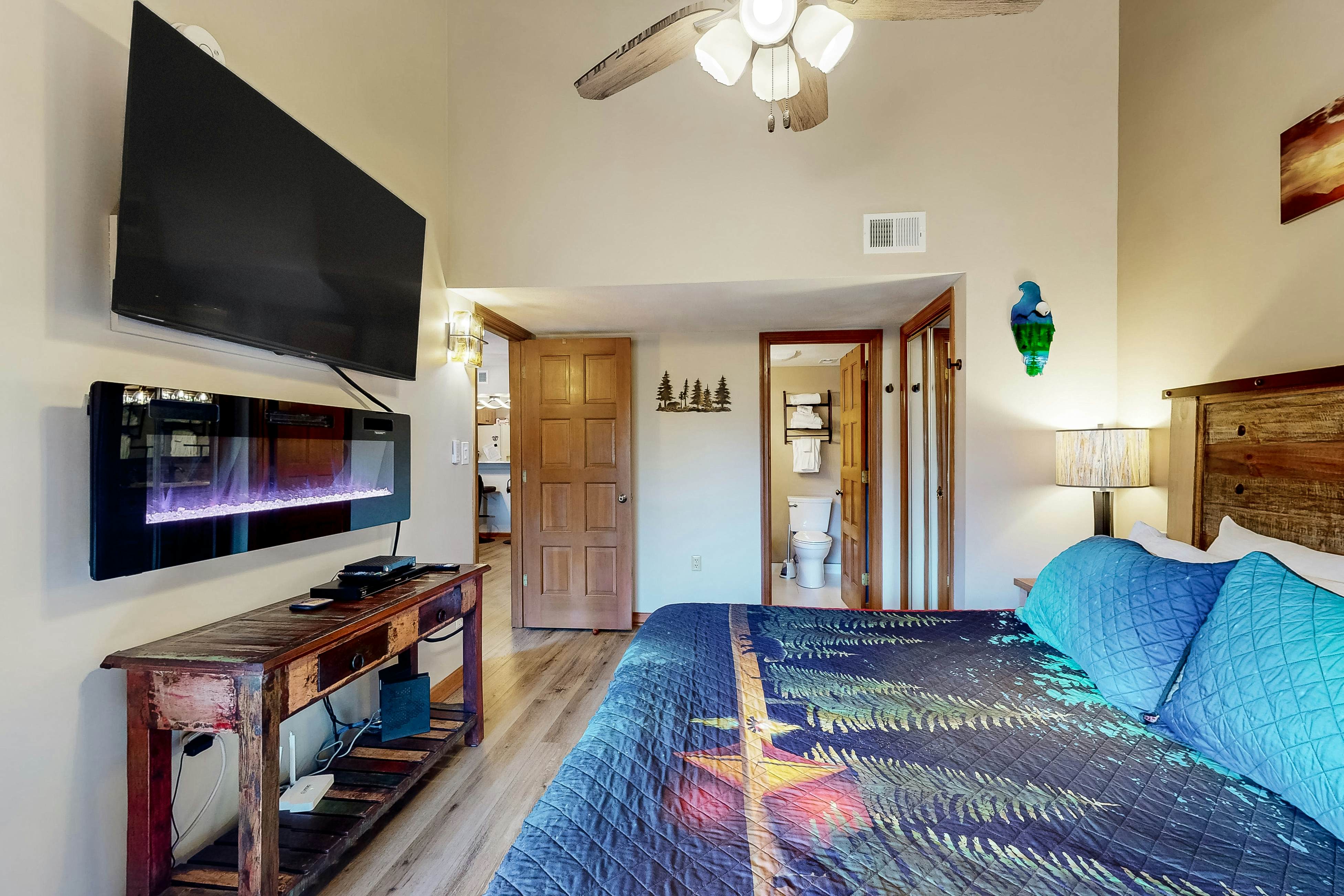 Updated condo w/arcade games, seasonal community pool, & free attraction tickets