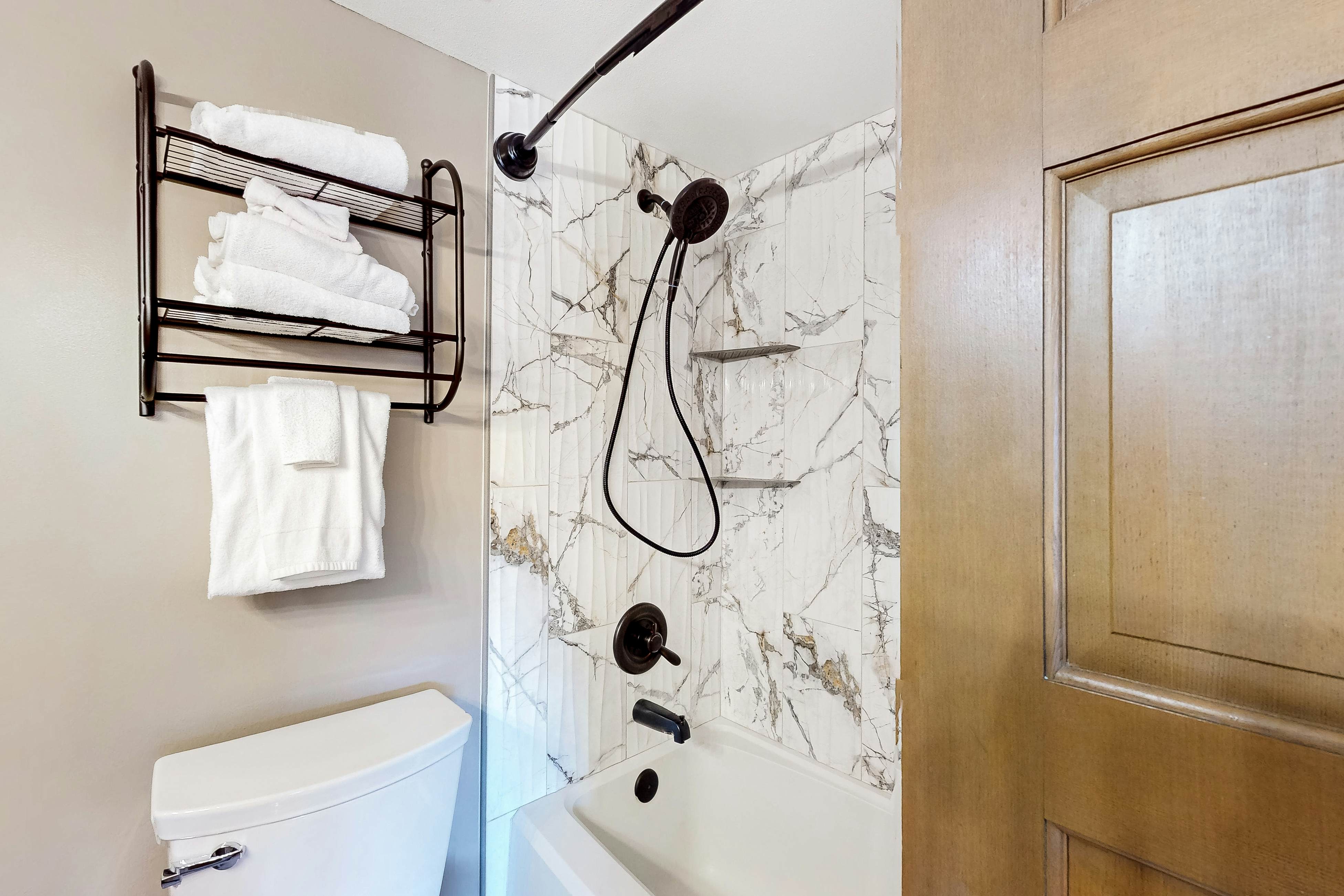 Updated condo w/arcade games, seasonal community pool, & free attraction tickets