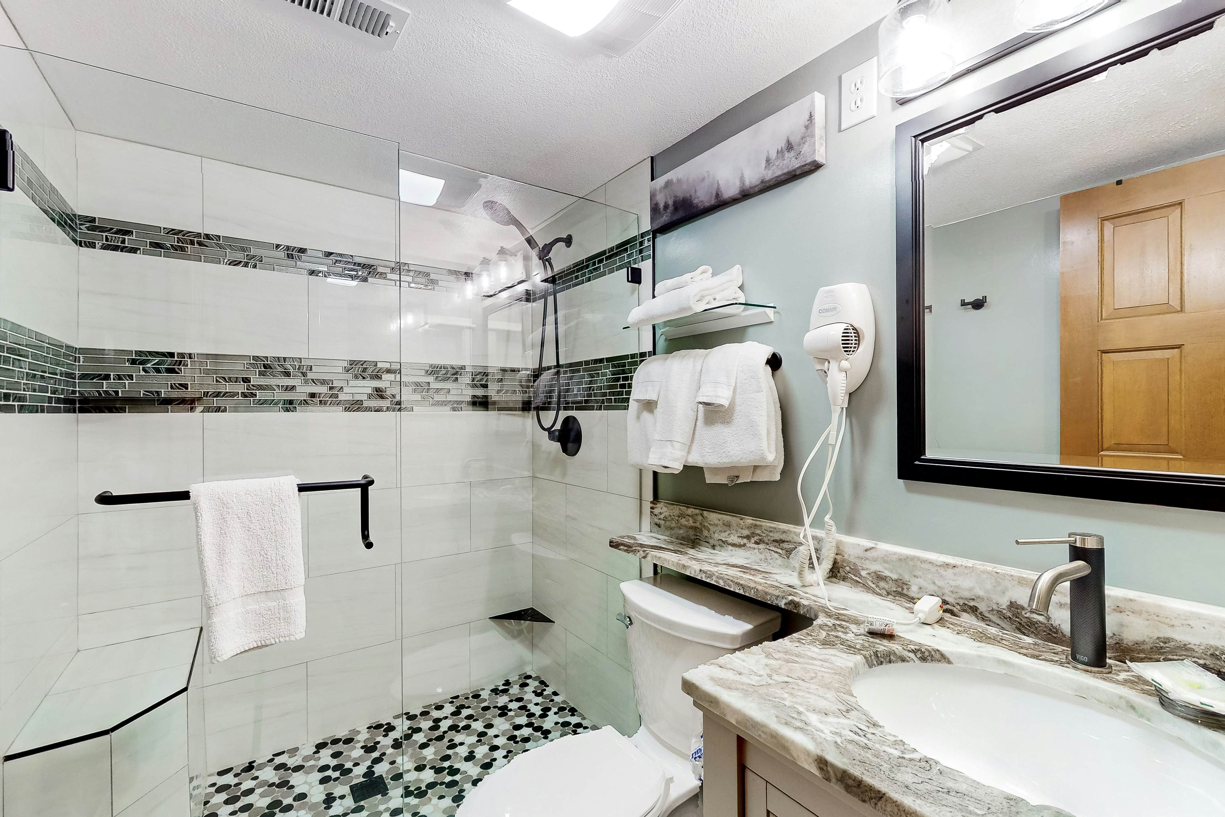 Updated condo w/arcade games, seasonal community pool, & free attraction tickets