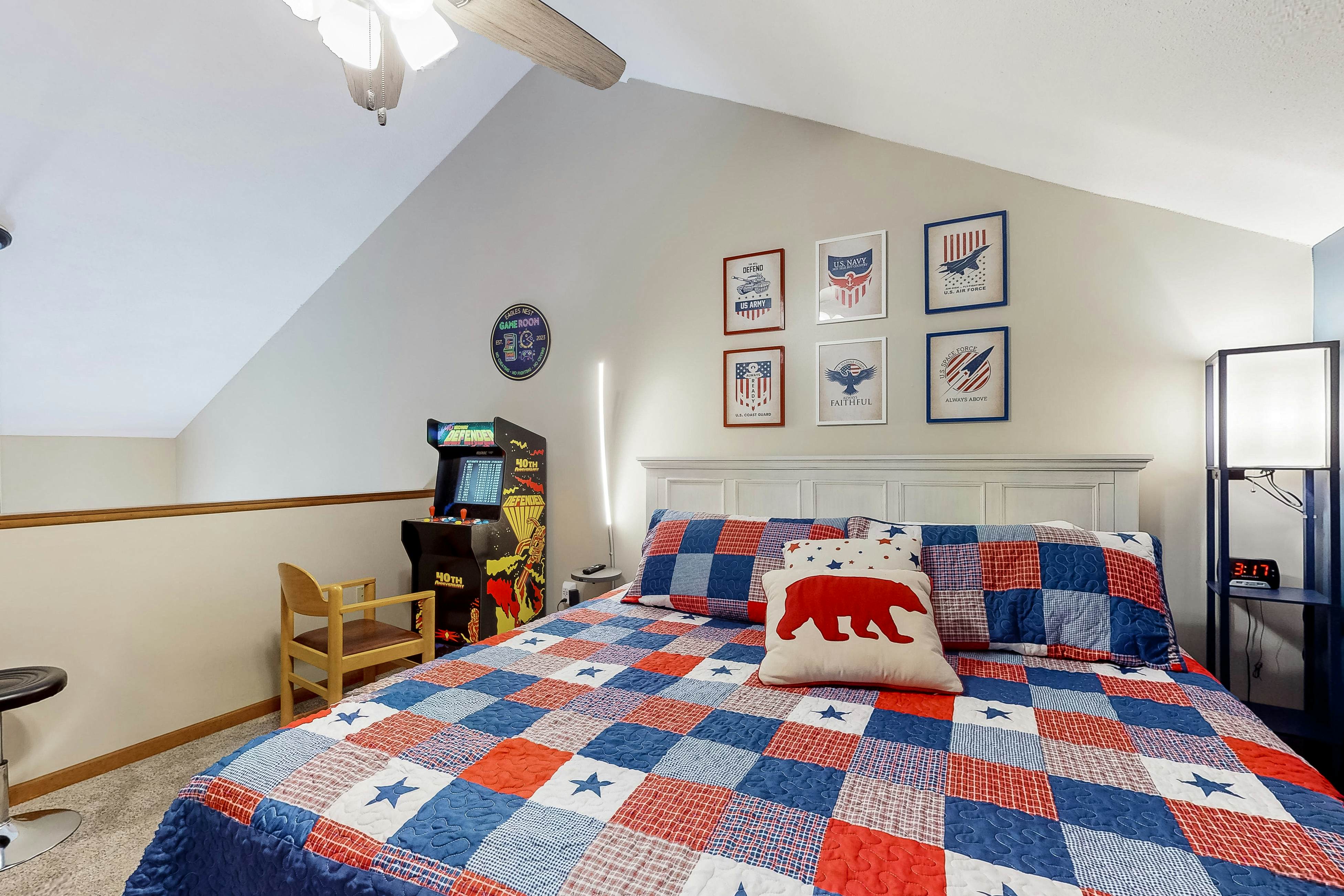 Updated condo w/arcade games, seasonal community pool, & free attraction tickets