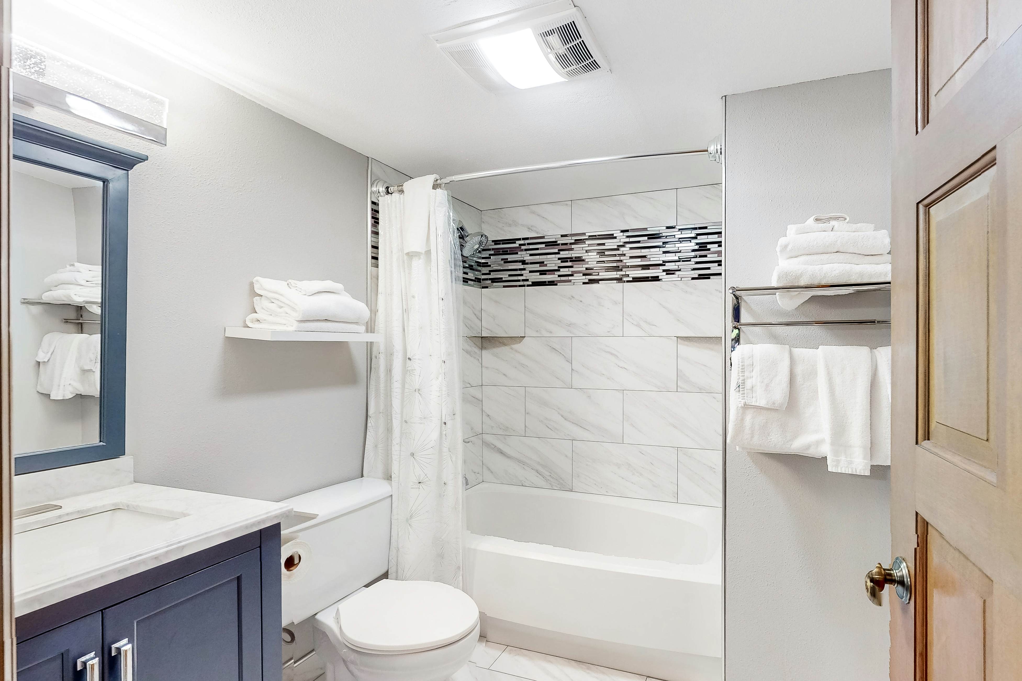 Updated condo w/arcade games, seasonal community pool, & free attraction tickets