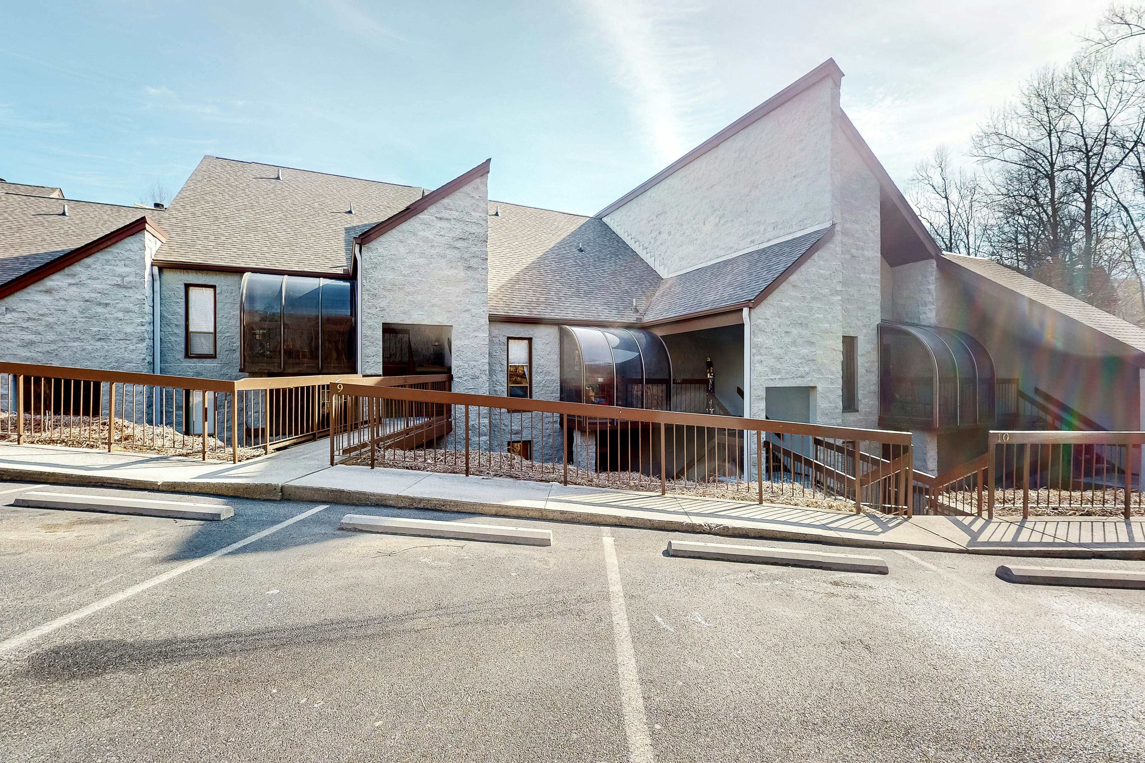 Updated condo w/arcade games, seasonal community pool, & free attraction tickets