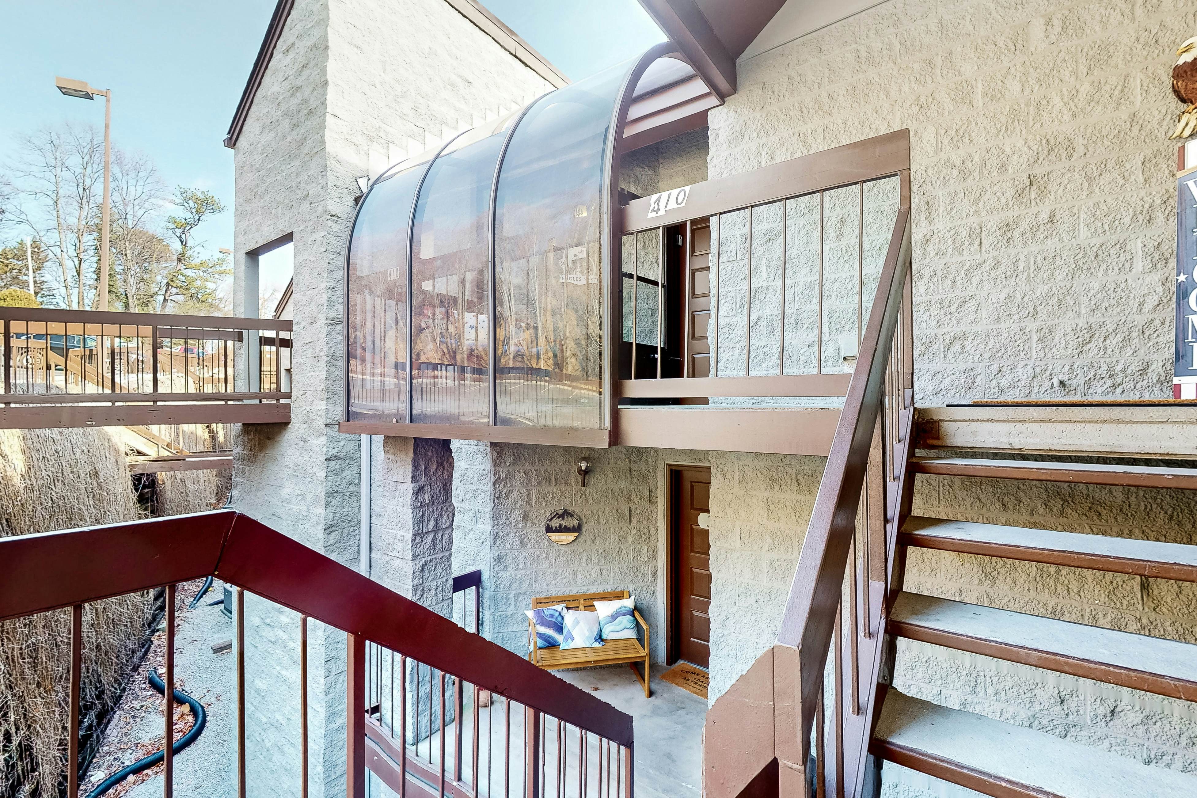 Updated condo w/arcade games, seasonal community pool, & free attraction tickets