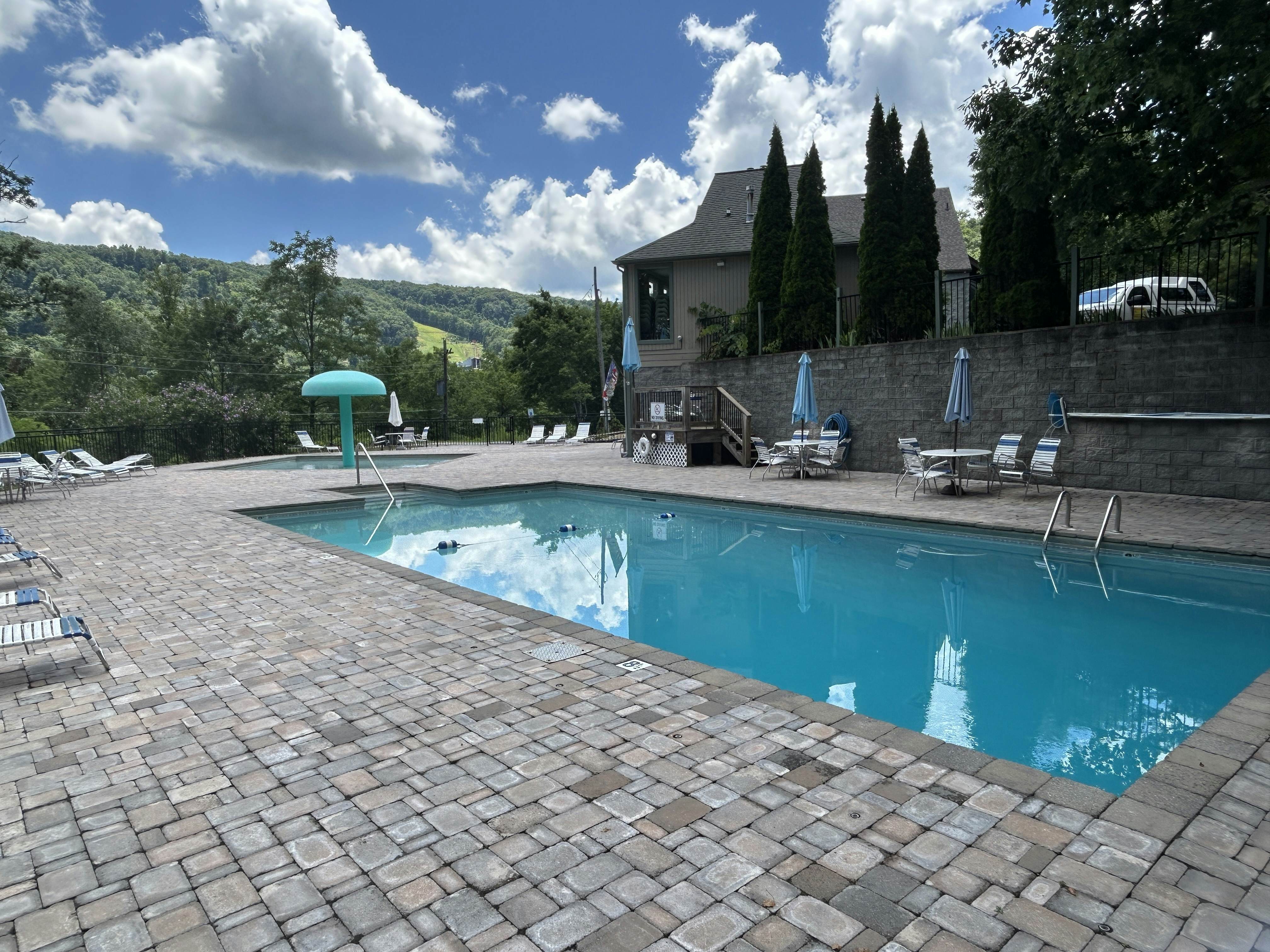 Updated condo w/arcade games, seasonal community pool, & free attraction tickets