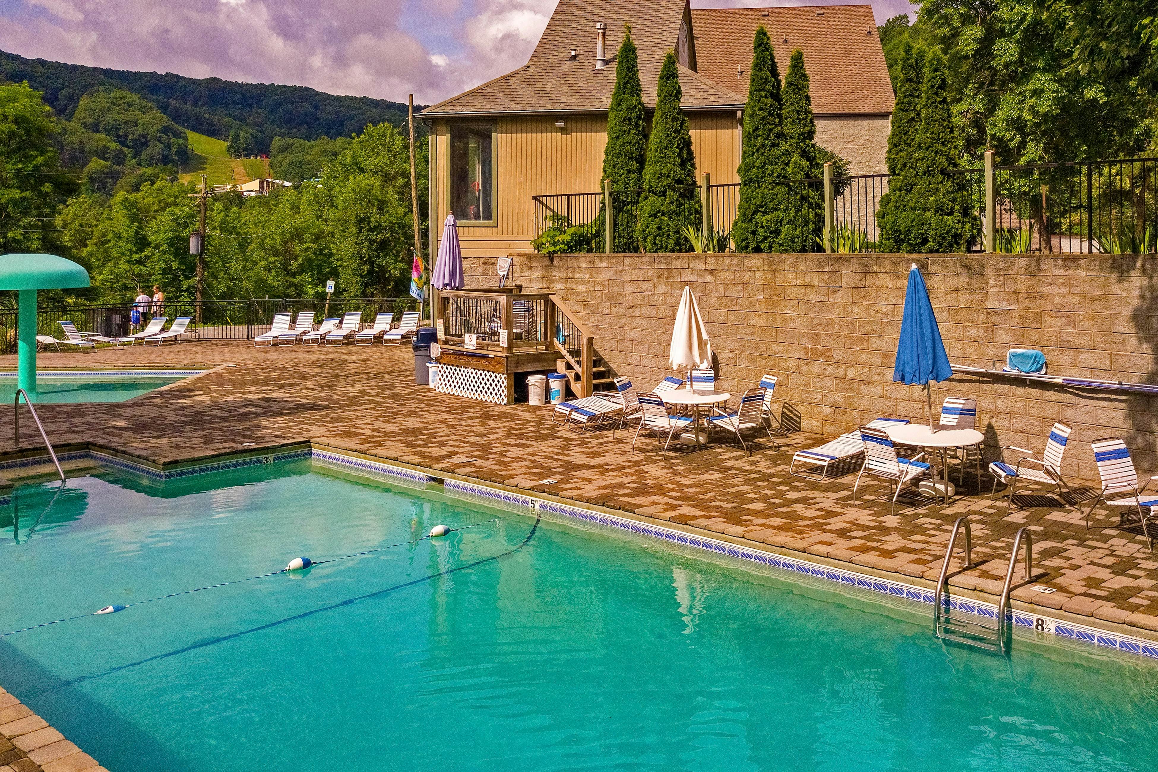 Updated condo w/arcade games, seasonal community pool, & free attraction tickets