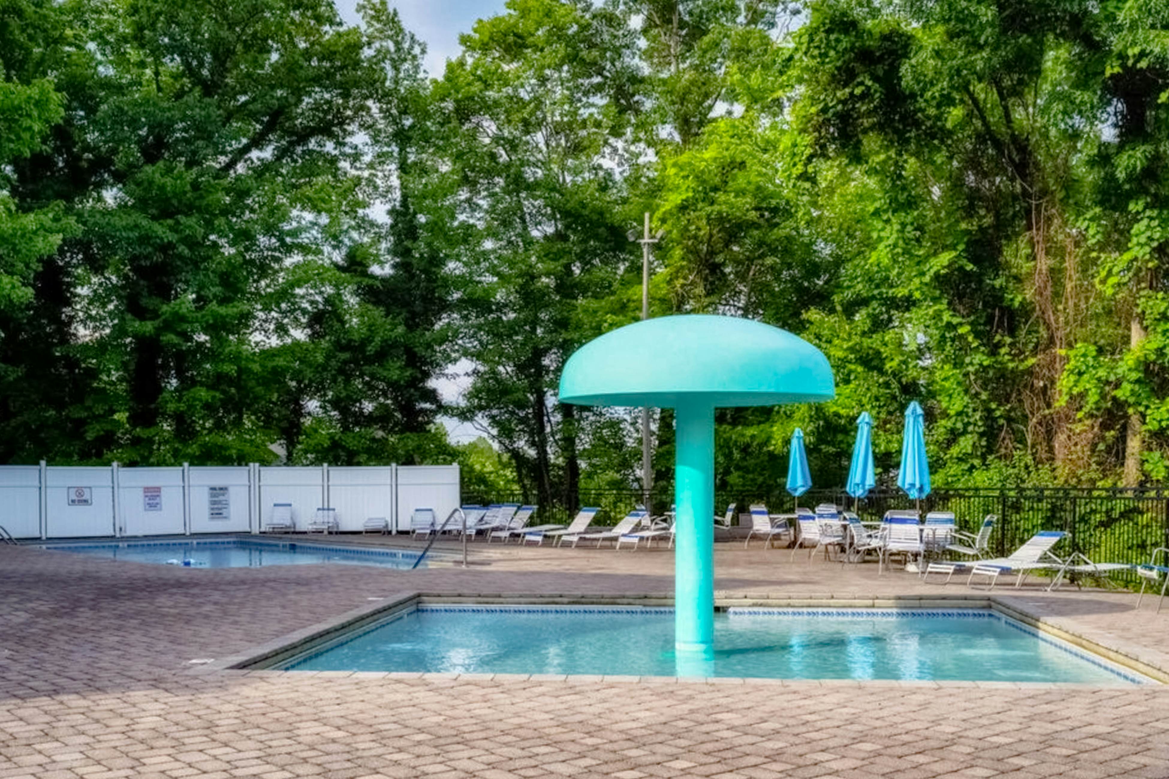 Updated condo w/arcade games, seasonal community pool, & free attraction tickets