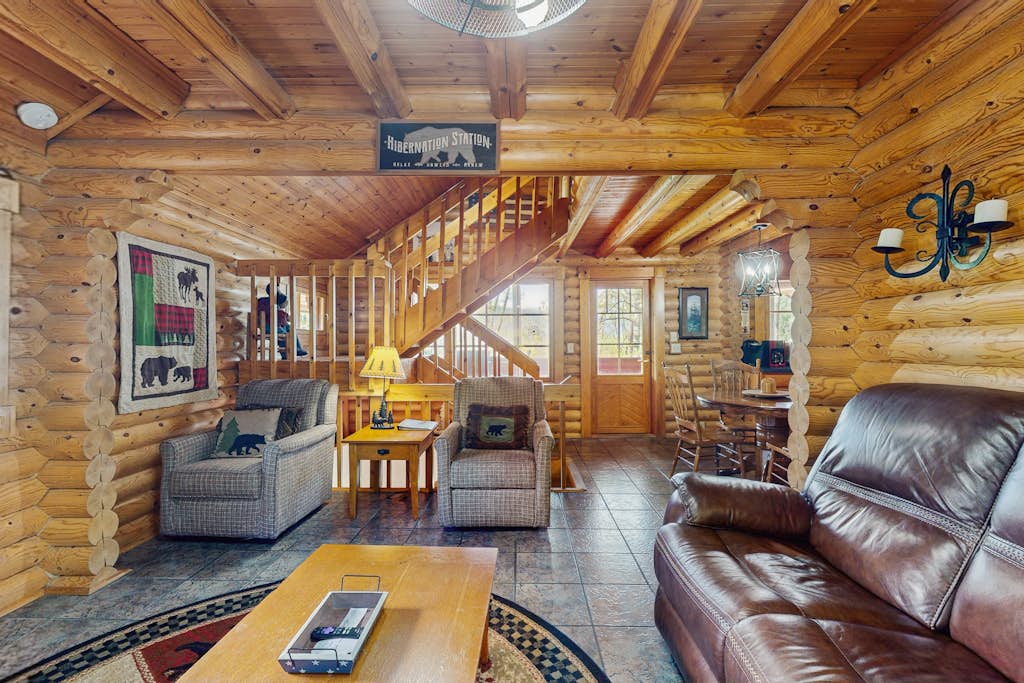 🏞️ 𝗛𝗶𝗯𝗲𝗿𝗻𝗮𝘁𝗶𝗼𝗻 𝗦𝘁𝗮𝘁𝗶𝗼𝗻
Peaceful Gatlinburg log cabin near Smoky Mountains National Park, perfect for a relaxing mountain getaway. Sleeps 6 with hot tub, fireplace, WiFi, and scenic balconies. Enjoy hiking, fishing, and easy access to Dollywood, Ober Gatlinburg, and downtown attractions. Cozy cabin rental with pool access, full kitchen, and nature views. Ideal for families or small groups.