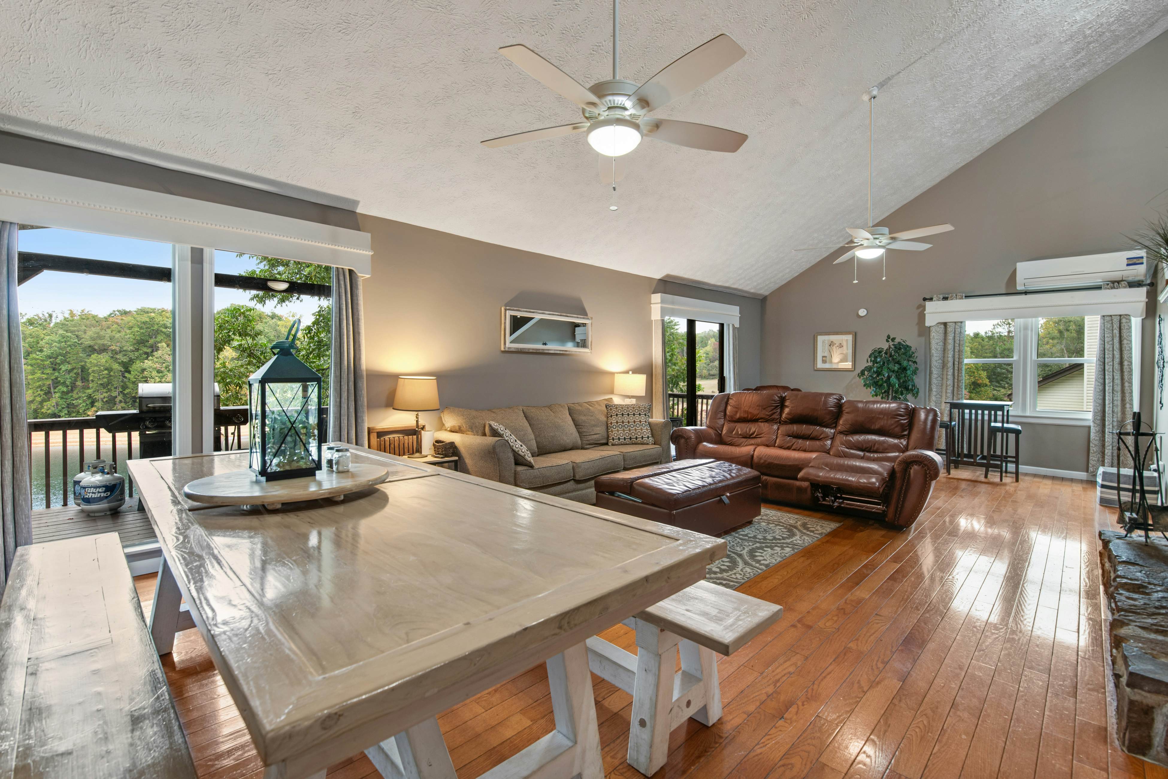 Lakefront Home・Dock・Covered Deck ・Fire Pit・Dogs OK