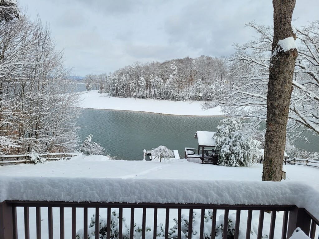 Lakefront Home・Dock・Covered Deck ・Fire Pit・Dogs OK