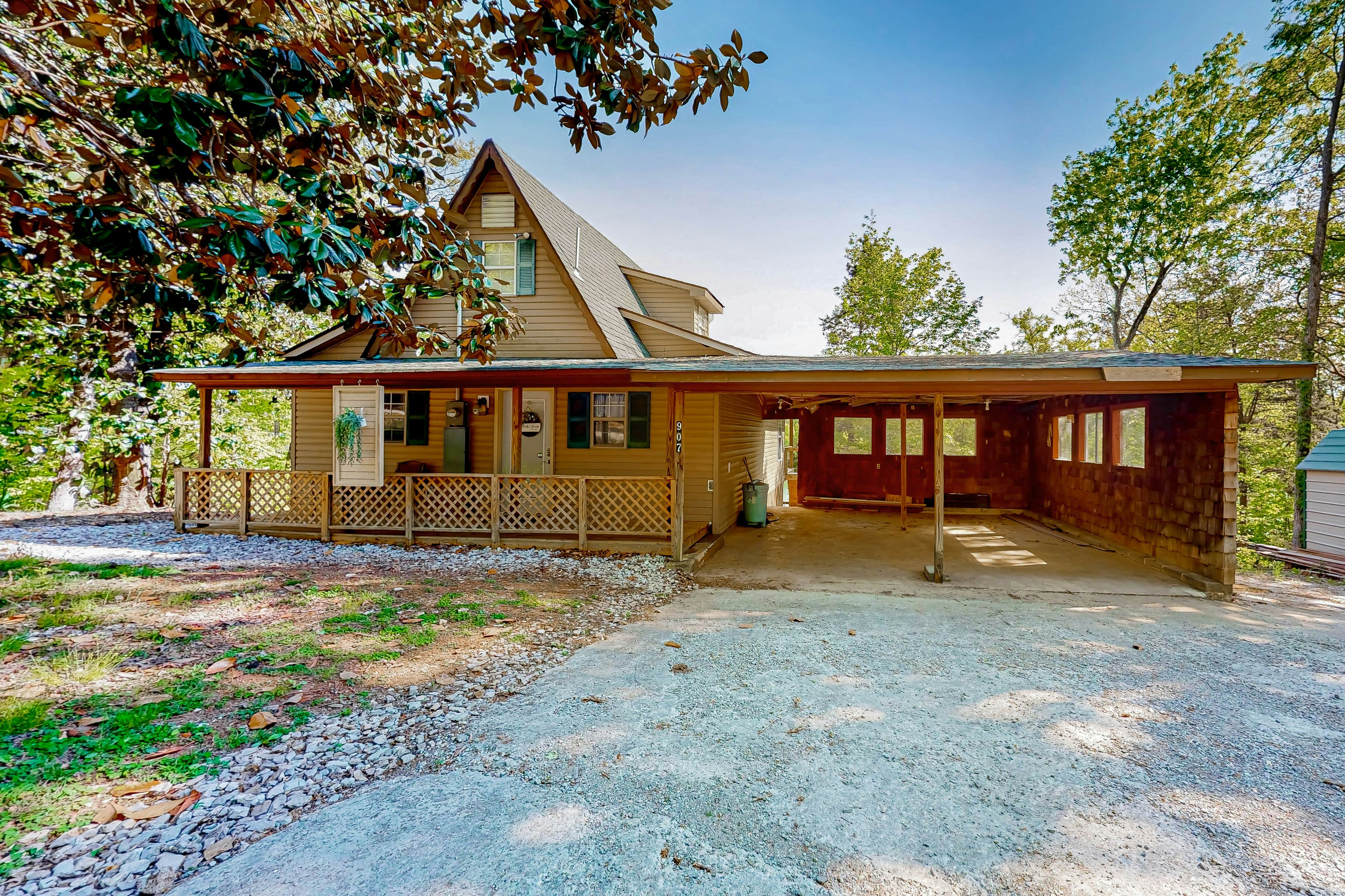 Dog Welcome Waterfront Home, Sleeps 12・Firepit