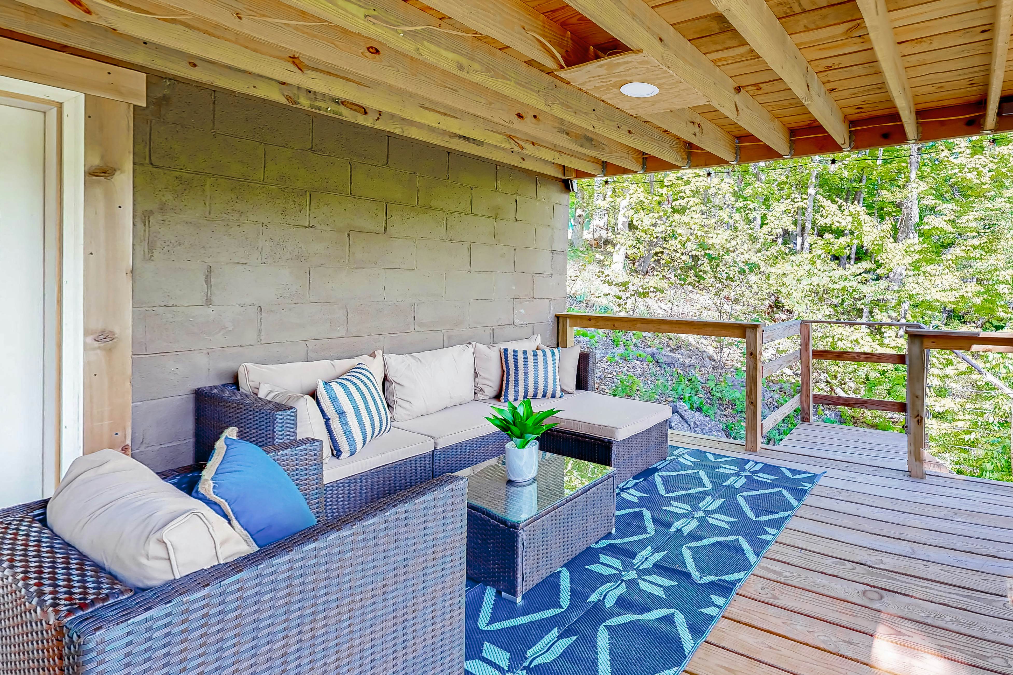 Dog Welcome Waterfront Home, Sleeps 12・Firepit