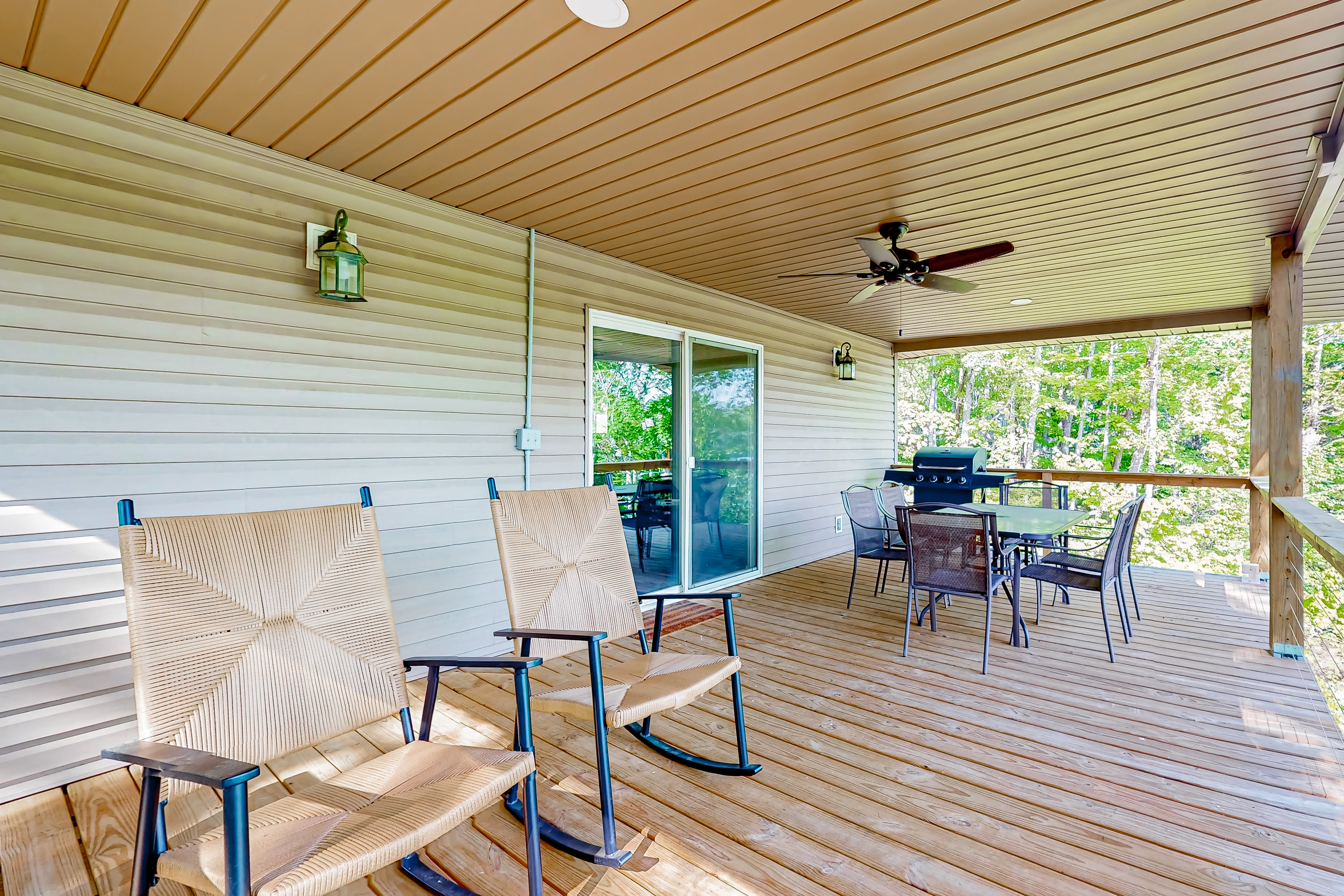 Dog Welcome Waterfront Home, Sleeps 12・Firepit