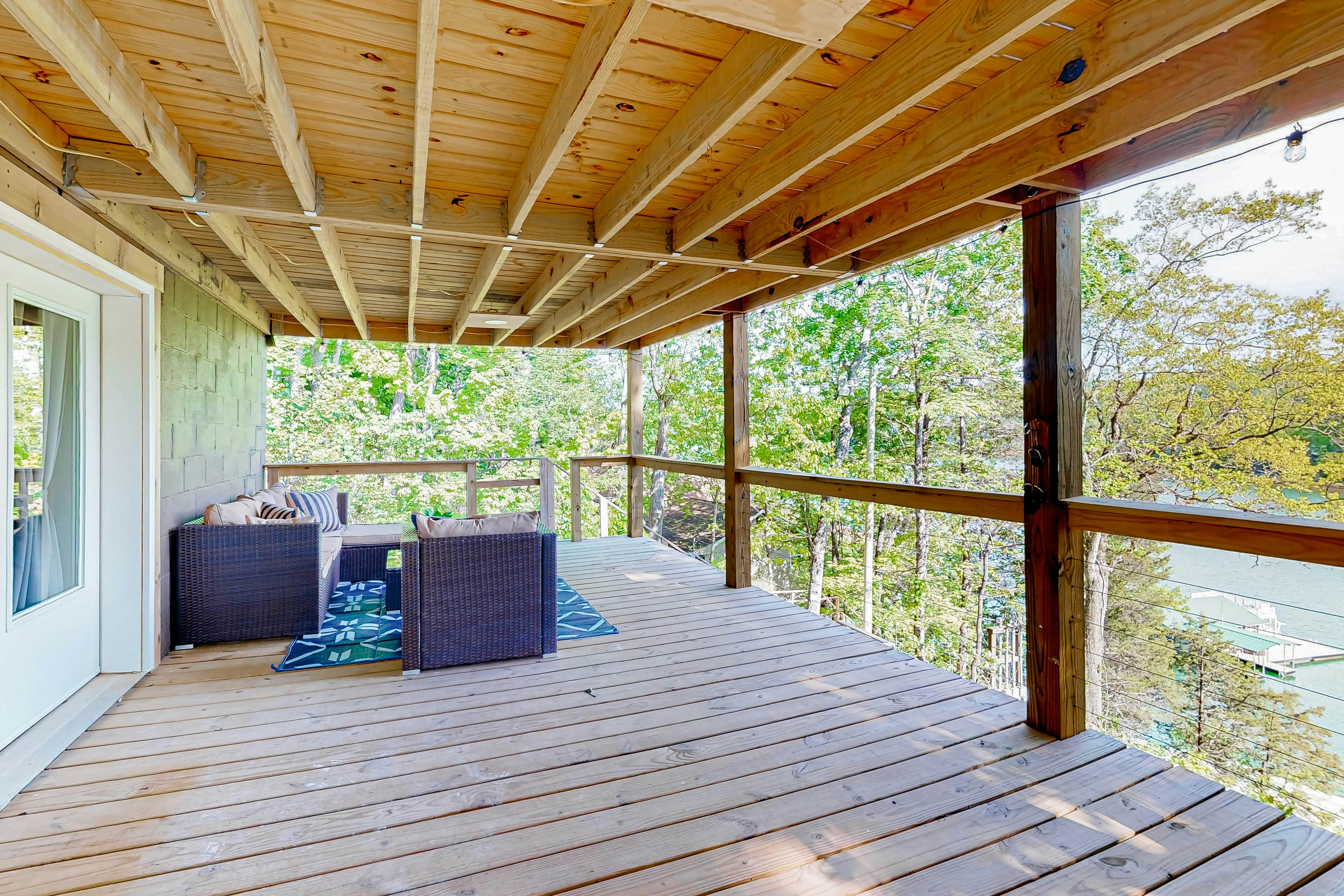 Dog Welcome Waterfront Home, Sleeps 12・Firepit