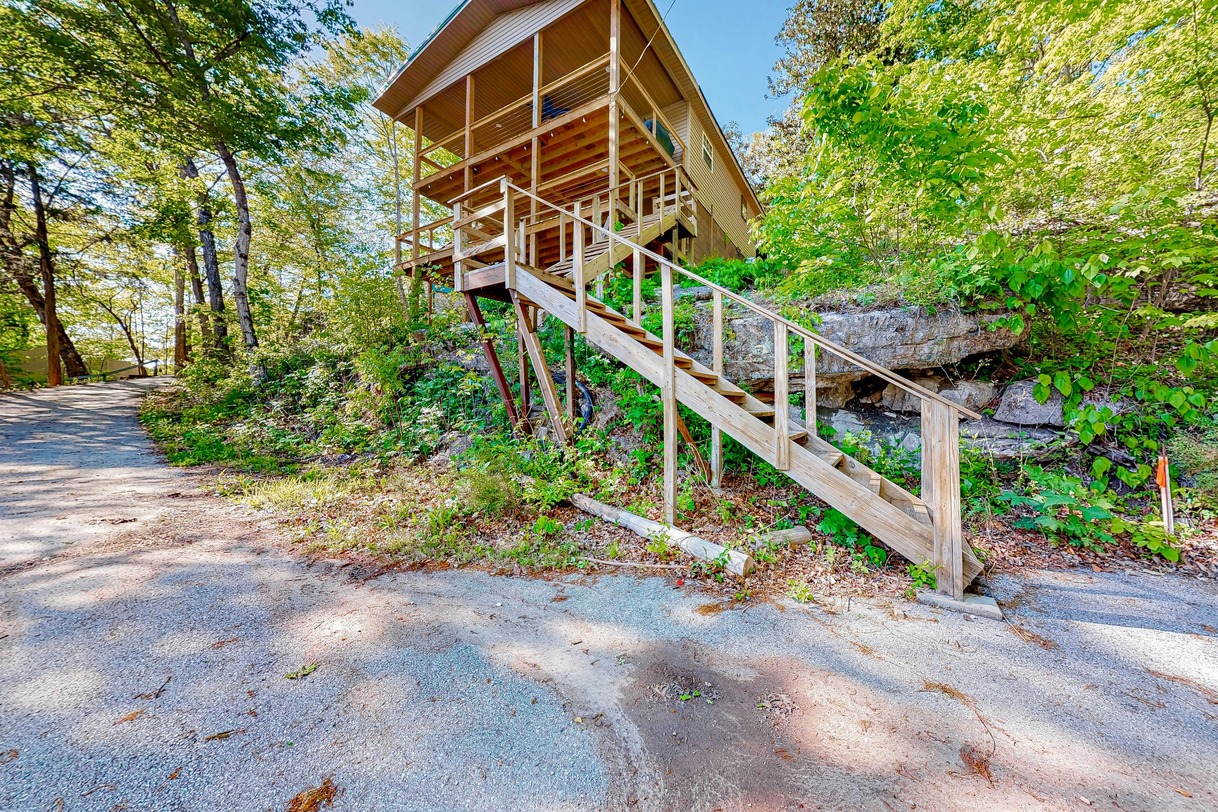 Dog Welcome Waterfront Home, Sleeps 12・Firepit