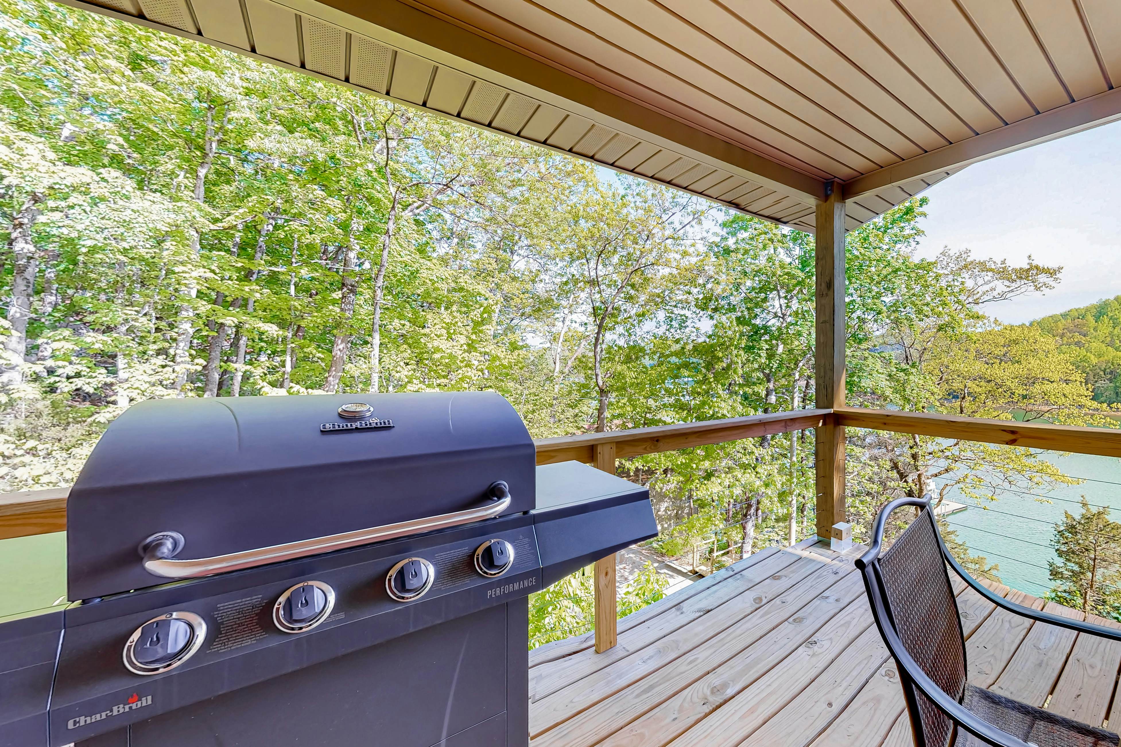 Dog Welcome Waterfront Home, Sleeps 12・Firepit