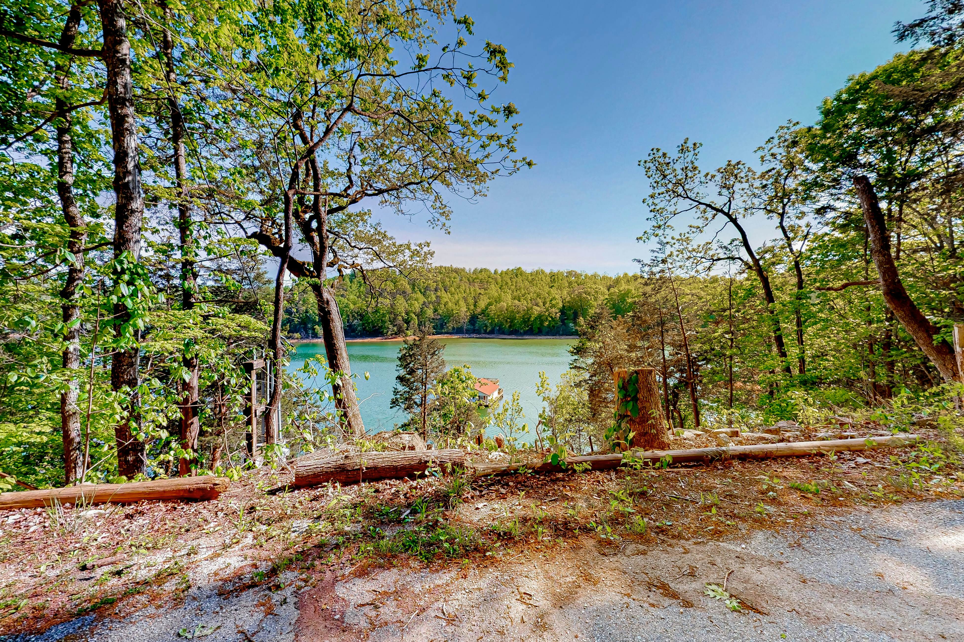 Dog Welcome Waterfront Home, Sleeps 12・Firepit