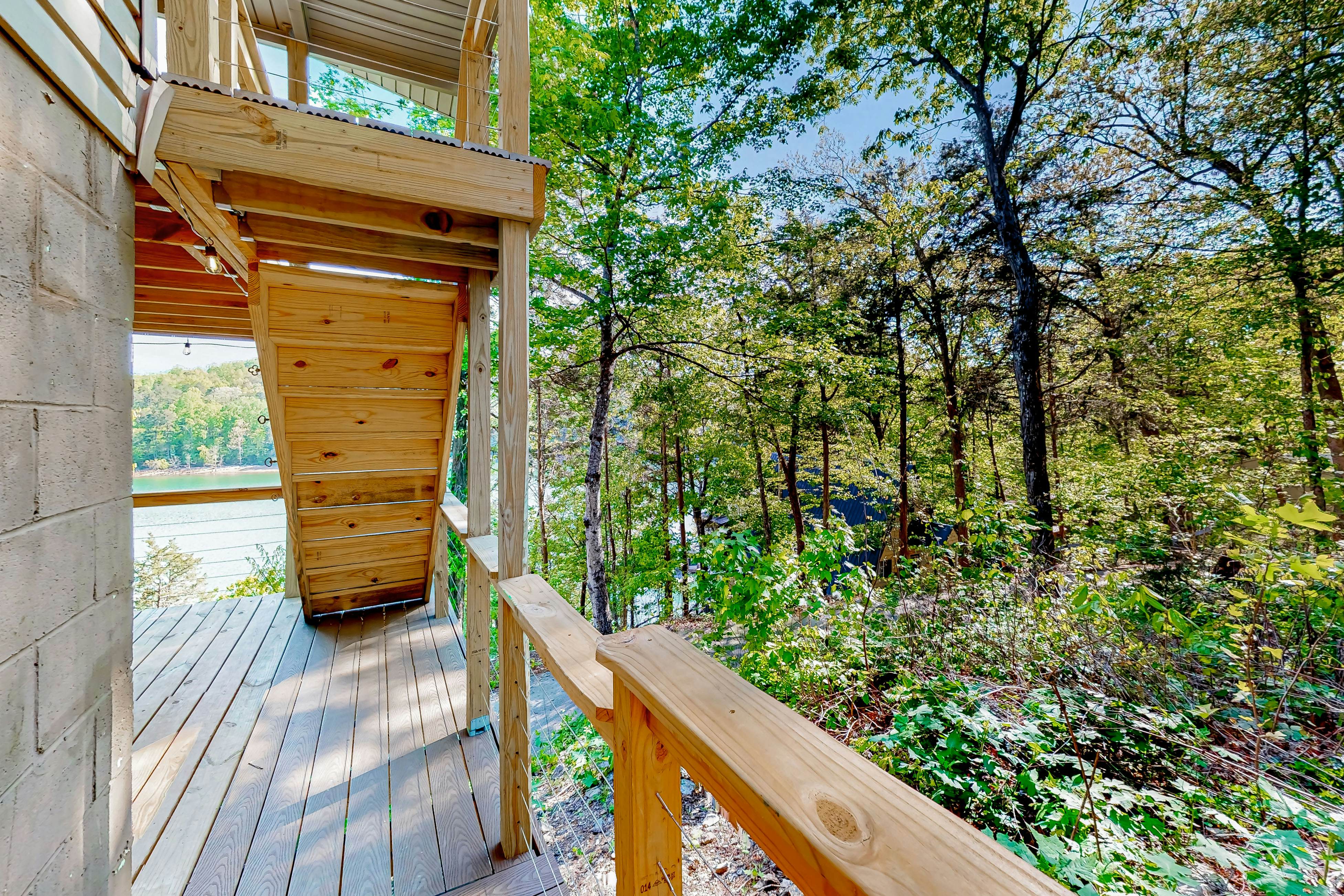 Dog Welcome Waterfront Home, Sleeps 12・Firepit