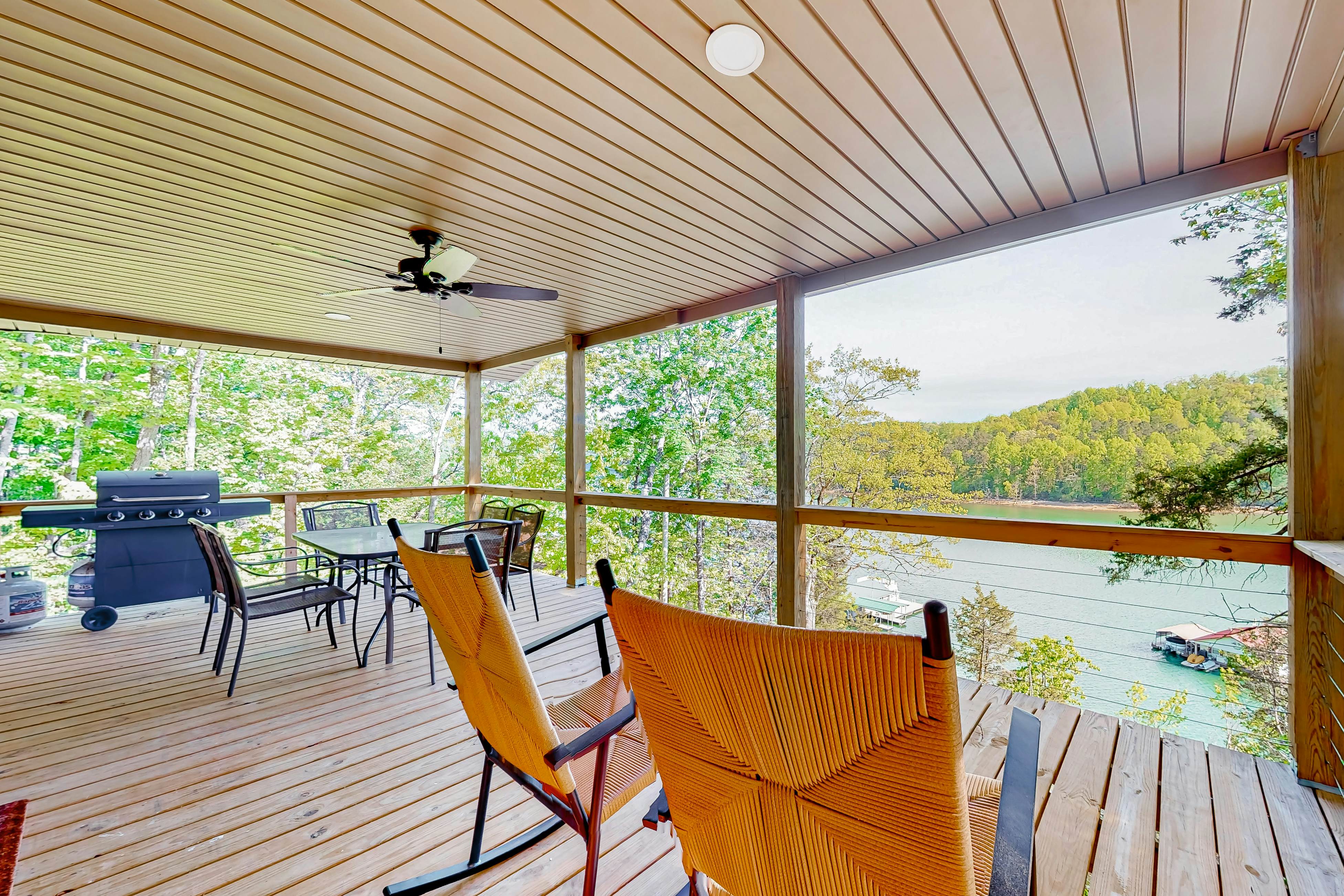 Dog Welcome Waterfront Home, Sleeps 12・Firepit