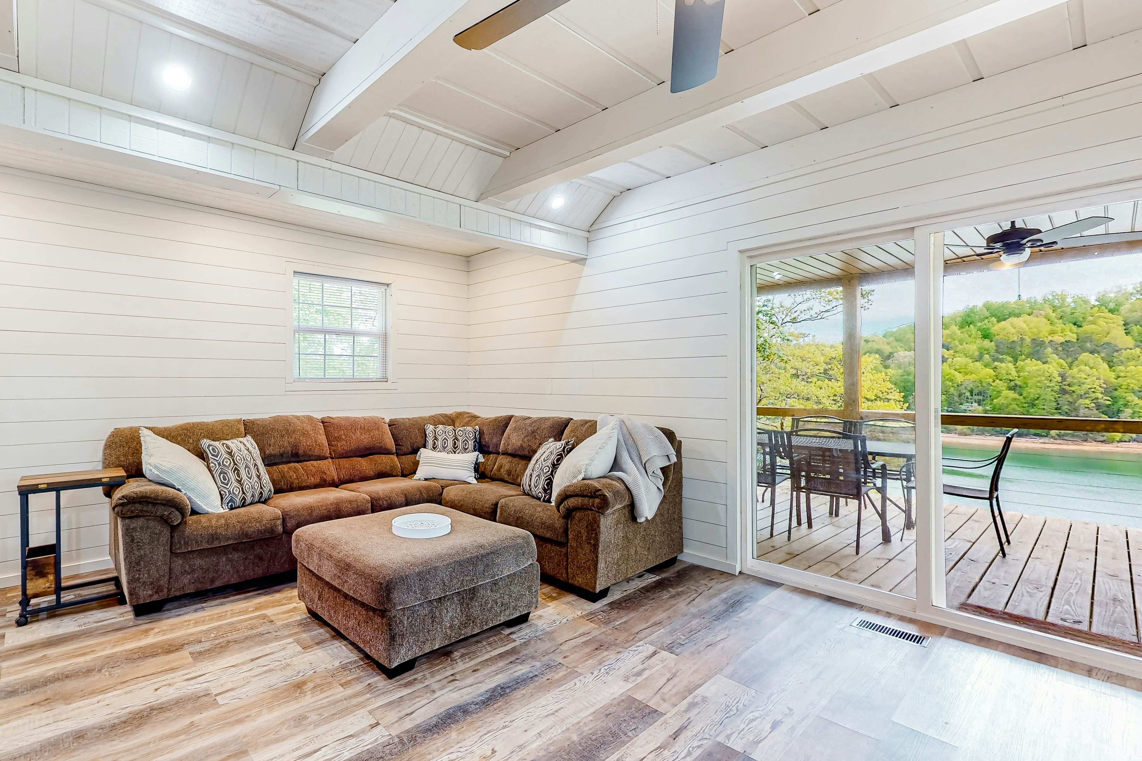 Dog Welcome Waterfront Home, Sleeps 12・Firepit