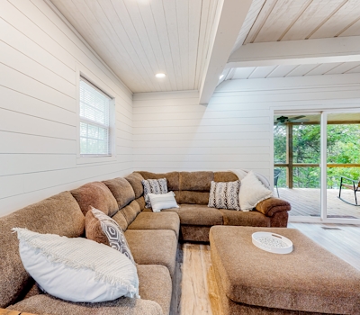 Dog Welcome Waterfront Home, Sleeps 12・Firepit