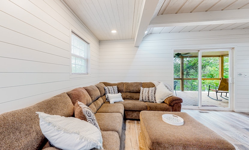 Dog Welcome Waterfront Home, Sleeps 12・Firepit